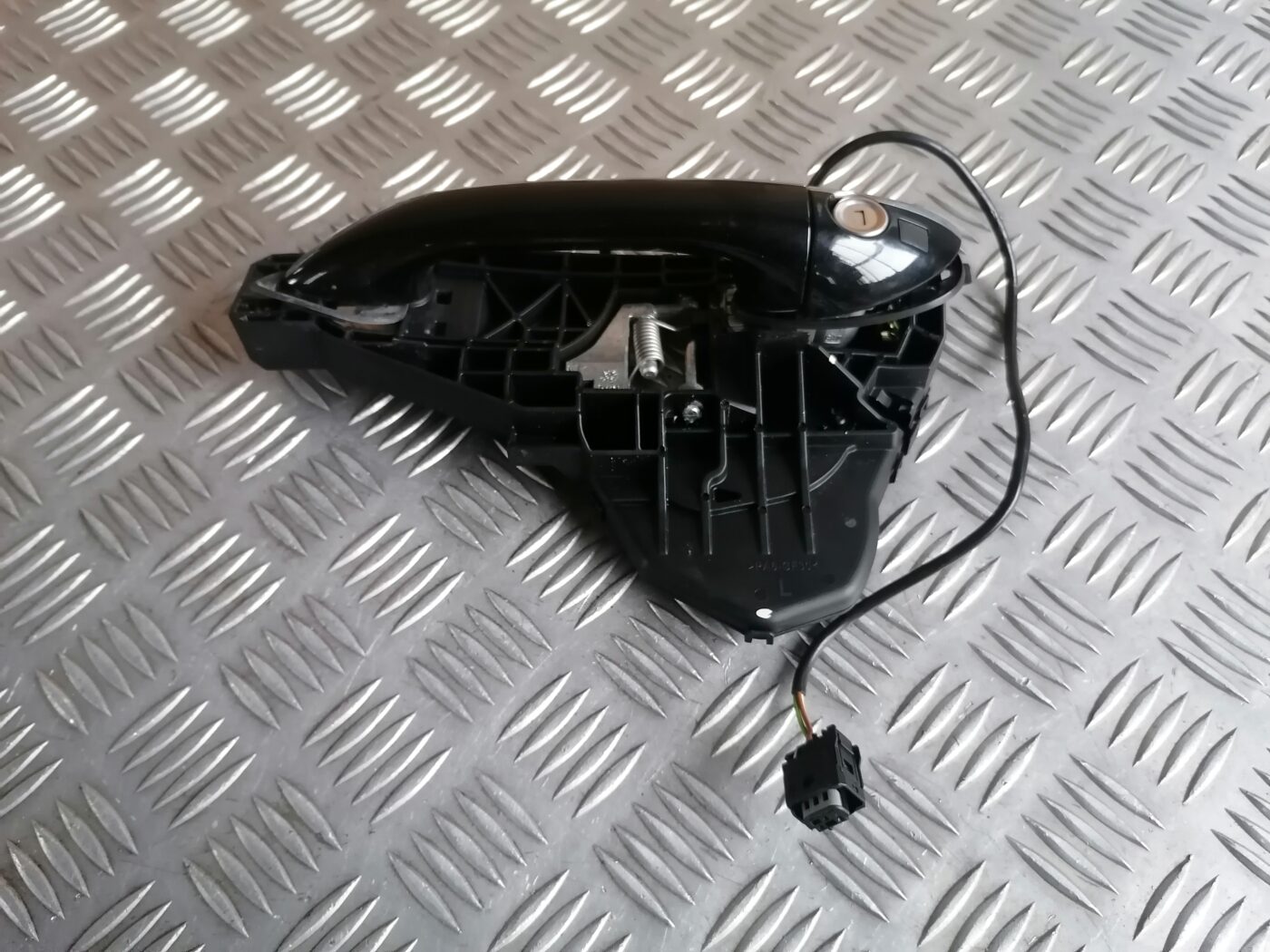 Priekšējāis kreisais durvju rokturis priekš MERCEDES BENZ ML280 2008 OBSIDIAN BLACK 2 Priekšējāis kreisais durvju rokturis priekš MERCEDES BENZ ML280 2008 OBSIDIAN BLACK