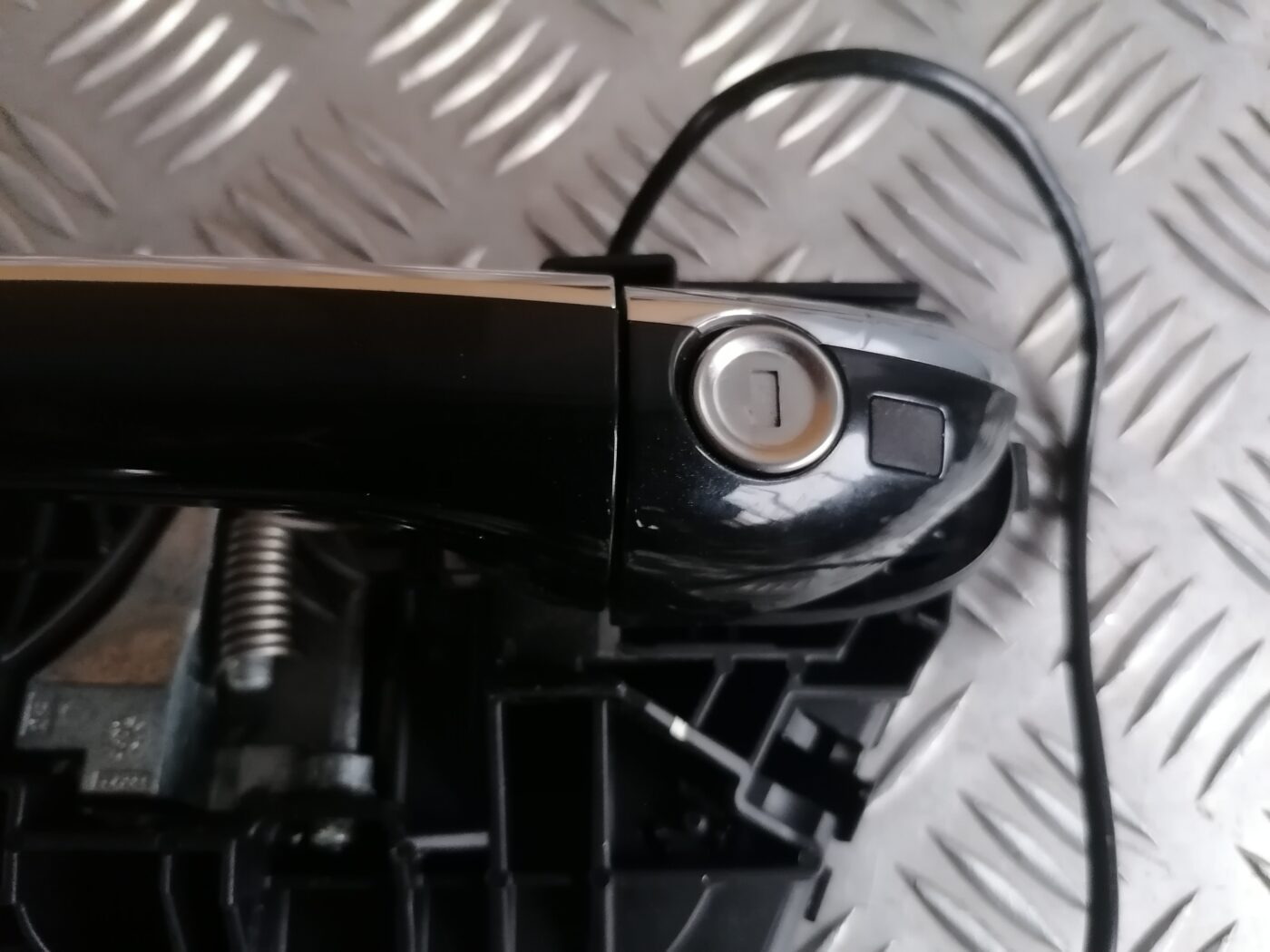 Priekšējāis kreisais durvju rokturis priekš MERCEDES BENZ ML280 2008 OBSIDIAN BLACK 5 Priekšējāis kreisais durvju rokturis priekš MERCEDES BENZ ML280 2008 OBSIDIAN BLACK