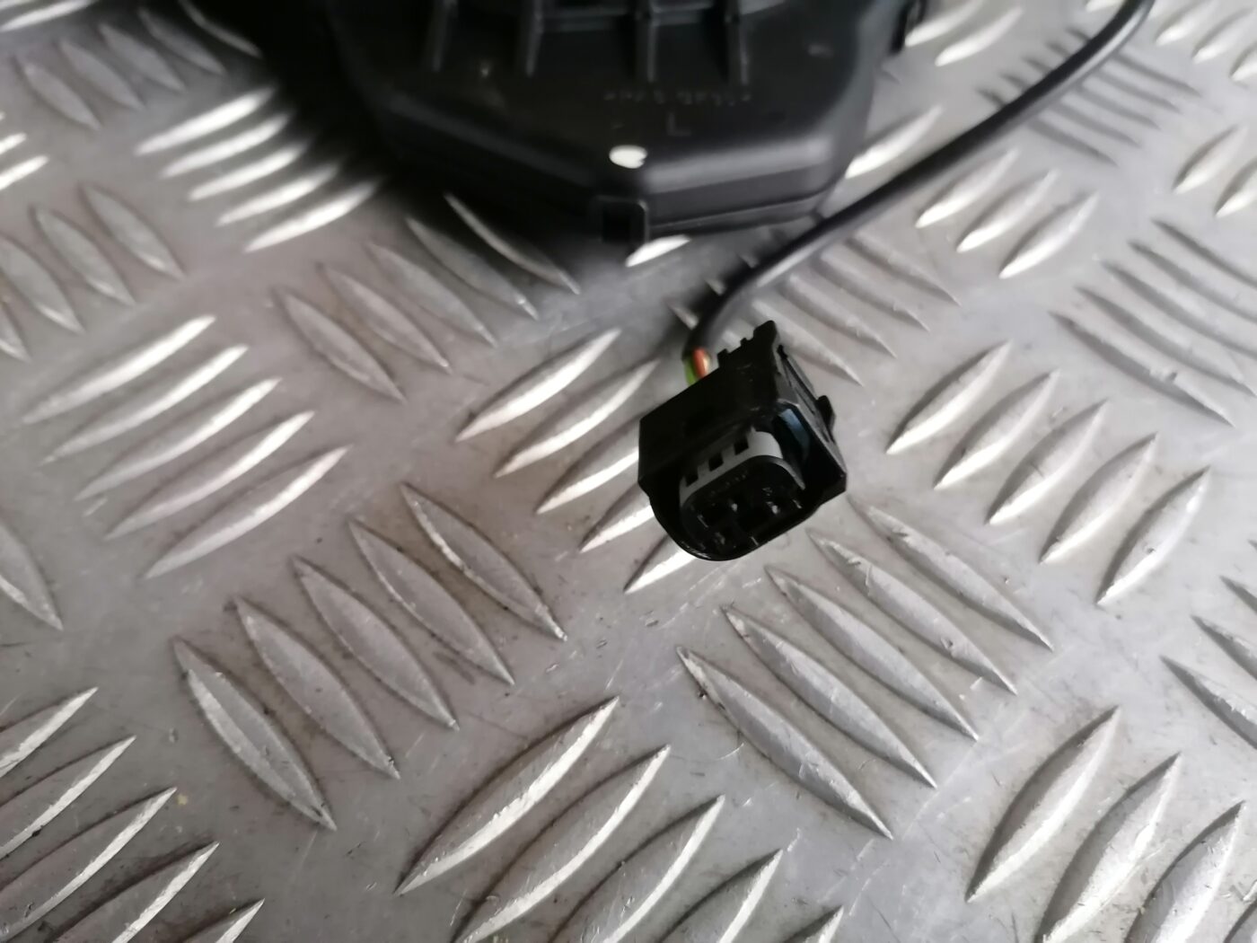 Priekšējāis kreisais durvju rokturis priekš MERCEDES BENZ ML280 2008 OBSIDIAN BLACK 3 Priekšējāis kreisais durvju rokturis priekš MERCEDES BENZ ML280 2008 OBSIDIAN BLACK