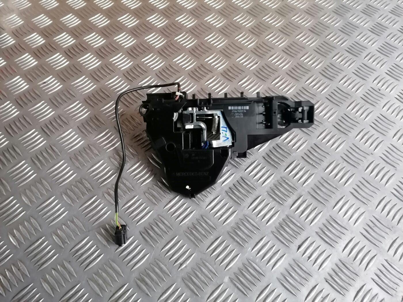 Priekšējāis kreisais durvju rokturis priekš MERCEDES BENZ ML280 2008 OBSIDIAN BLACK 4 Priekšējāis kreisais durvju rokturis priekš MERCEDES BENZ ML280 2008 OBSIDIAN BLACK