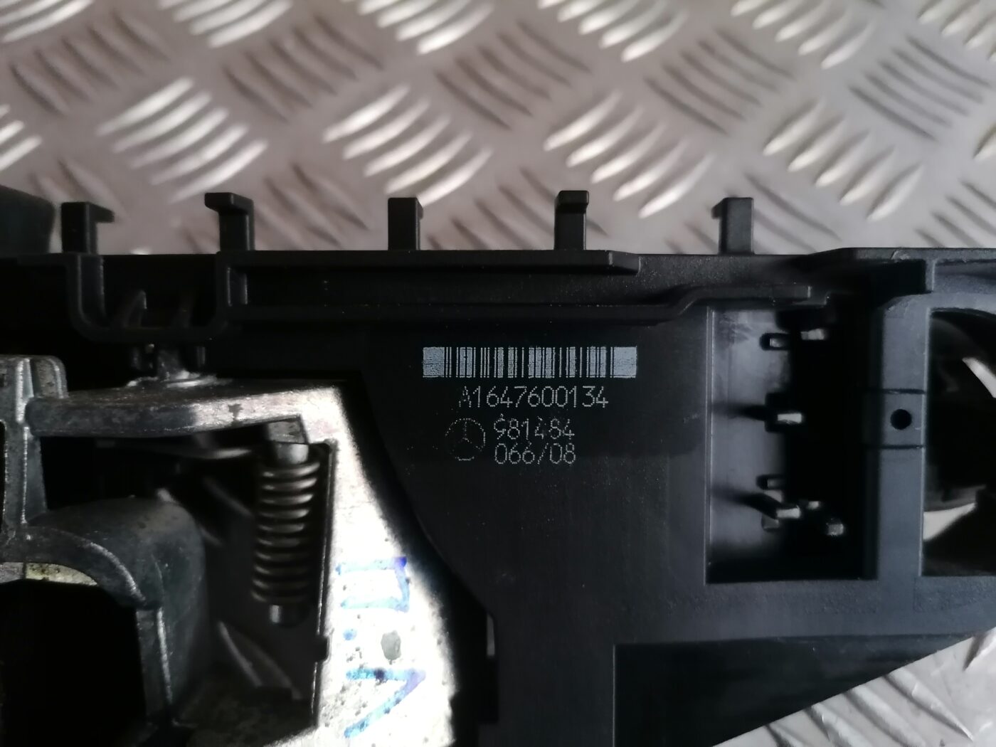 Priekšējāis kreisais durvju rokturis priekš MERCEDES BENZ ML280 2008 OBSIDIAN BLACK 6 Priekšējāis kreisais durvju rokturis priekš MERCEDES BENZ ML280 2008 OBSIDIAN BLACK