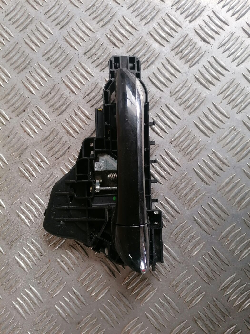 Aizmugurējais kreisais durvju rokturis priekš MERCEDES BENZ ML280 2008 OBSIDIAN BLACK 1 Aizmugurējais kreisais durvju rokturis priekš MERCEDES BENZ ML280 2008 OBSIDIAN BLACK