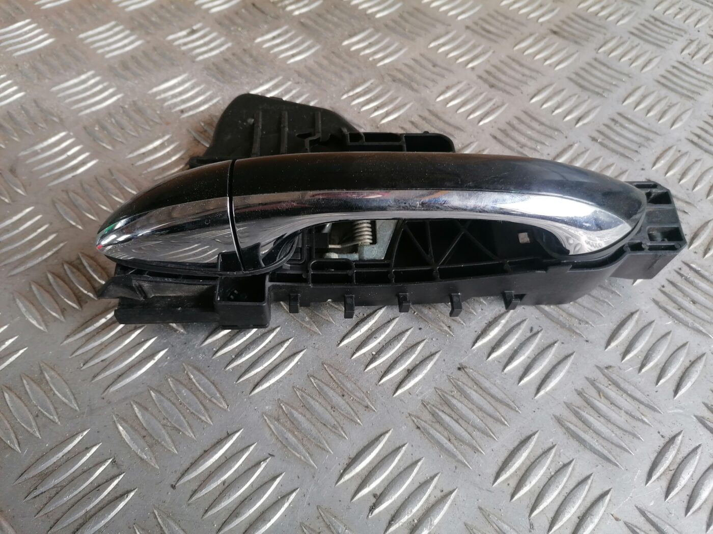 Aizmugurējais kreisais durvju rokturis priekš MERCEDES BENZ ML280 2008 OBSIDIAN BLACK 2 Aizmugurējais kreisais durvju rokturis priekš MERCEDES BENZ ML280 2008 OBSIDIAN BLACK