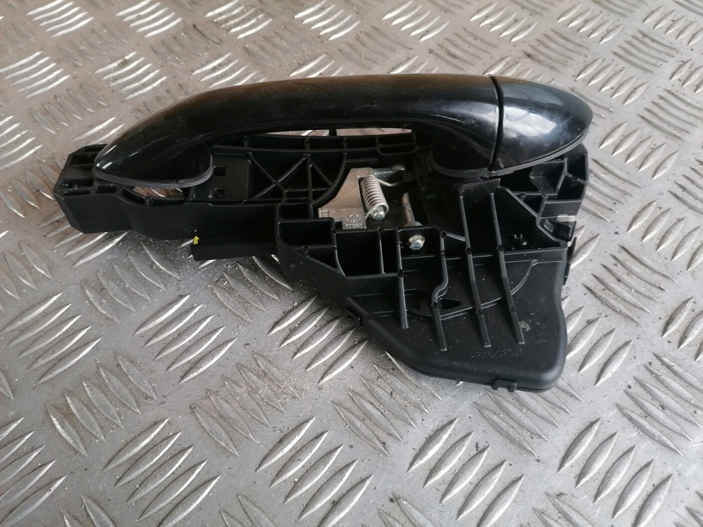 Aizmugurējais kreisais durvju rokturis priekš MERCEDES BENZ ML280 2008 OBSIDIAN BLACK 3 Aizmugurējais kreisais durvju rokturis priekš MERCEDES BENZ ML280 2008 OBSIDIAN BLACK