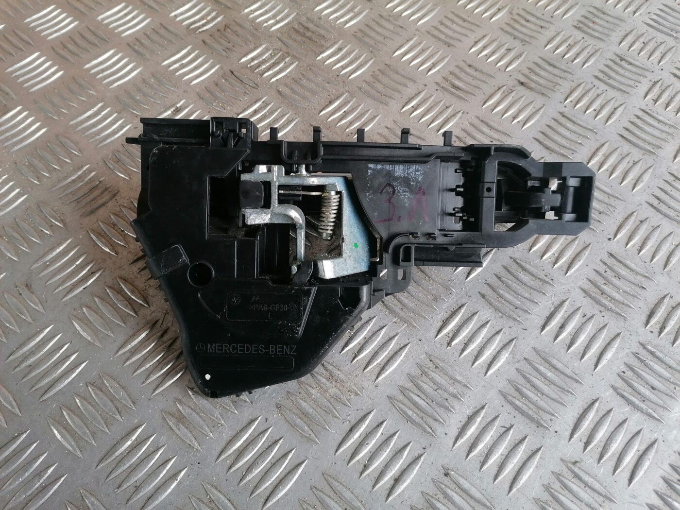 Aizmugurējais kreisais durvju rokturis priekš MERCEDES BENZ ML280 2008 OBSIDIAN BLACK 4 Aizmugurējais kreisais durvju rokturis priekš MERCEDES BENZ ML280 2008 OBSIDIAN BLACK