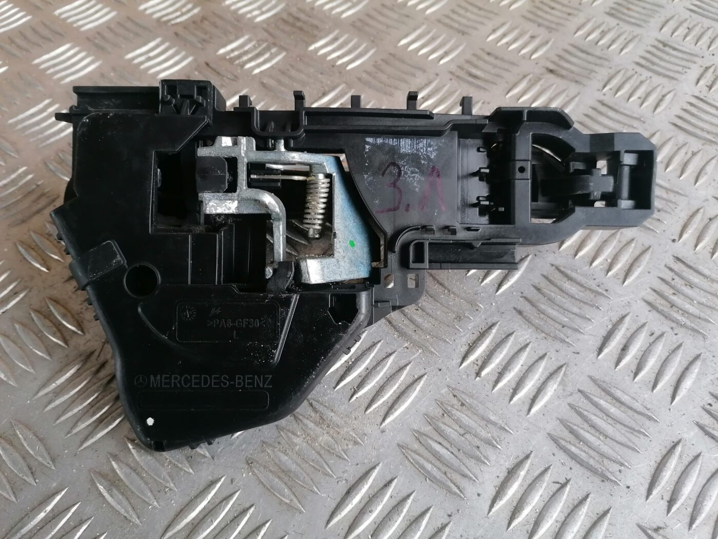 Aizmugurējais kreisais durvju rokturis priekš MERCEDES BENZ ML280 2008 OBSIDIAN BLACK 5 Aizmugurējais kreisais durvju rokturis priekš MERCEDES BENZ ML280 2008 OBSIDIAN BLACK