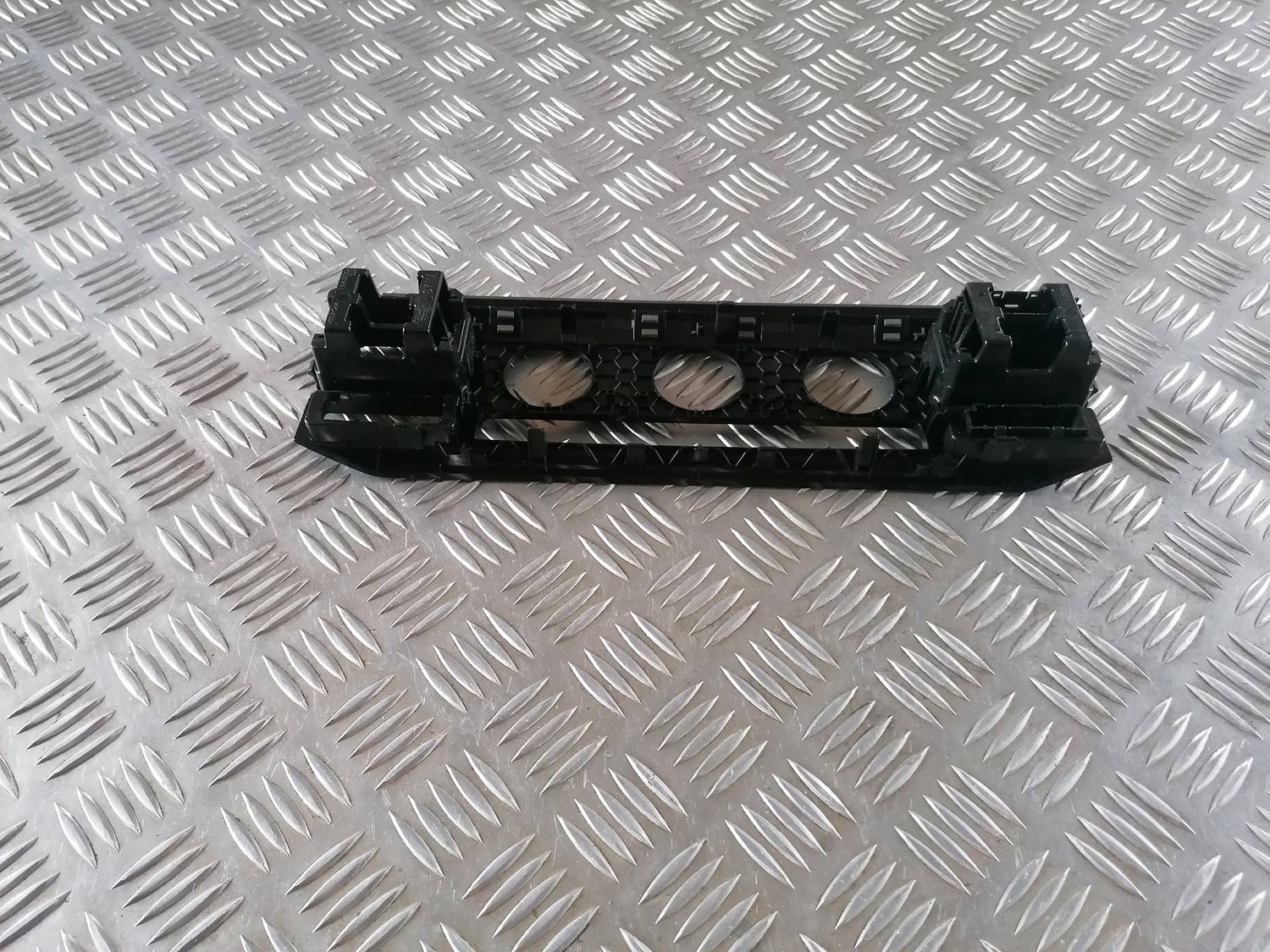 Mērinstrumentu paneļa dekoratīvais rāmis priekš VW CRAFTER 2018 2 Mērinstrumentu paneļa dekoratīvais rāmis priekš VW CRAFTER 2018