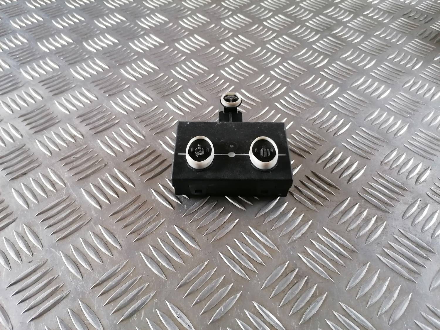 Priekšējo labo durvju vadības bloks priekš VW CRAFTER 2018 1 Priekšējo labo durvju vadības bloks priekš VW CRAFTER 2018