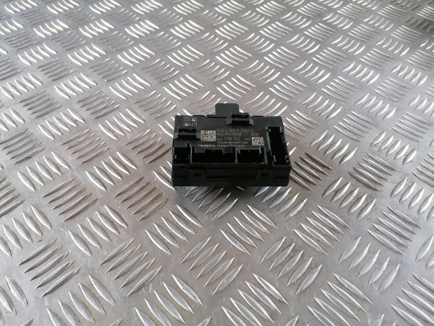 Priekšējo labo durvju vadības bloks priekš VW CRAFTER 2018 3 Priekšējo labo durvju vadības bloks priekš VW CRAFTER 2018