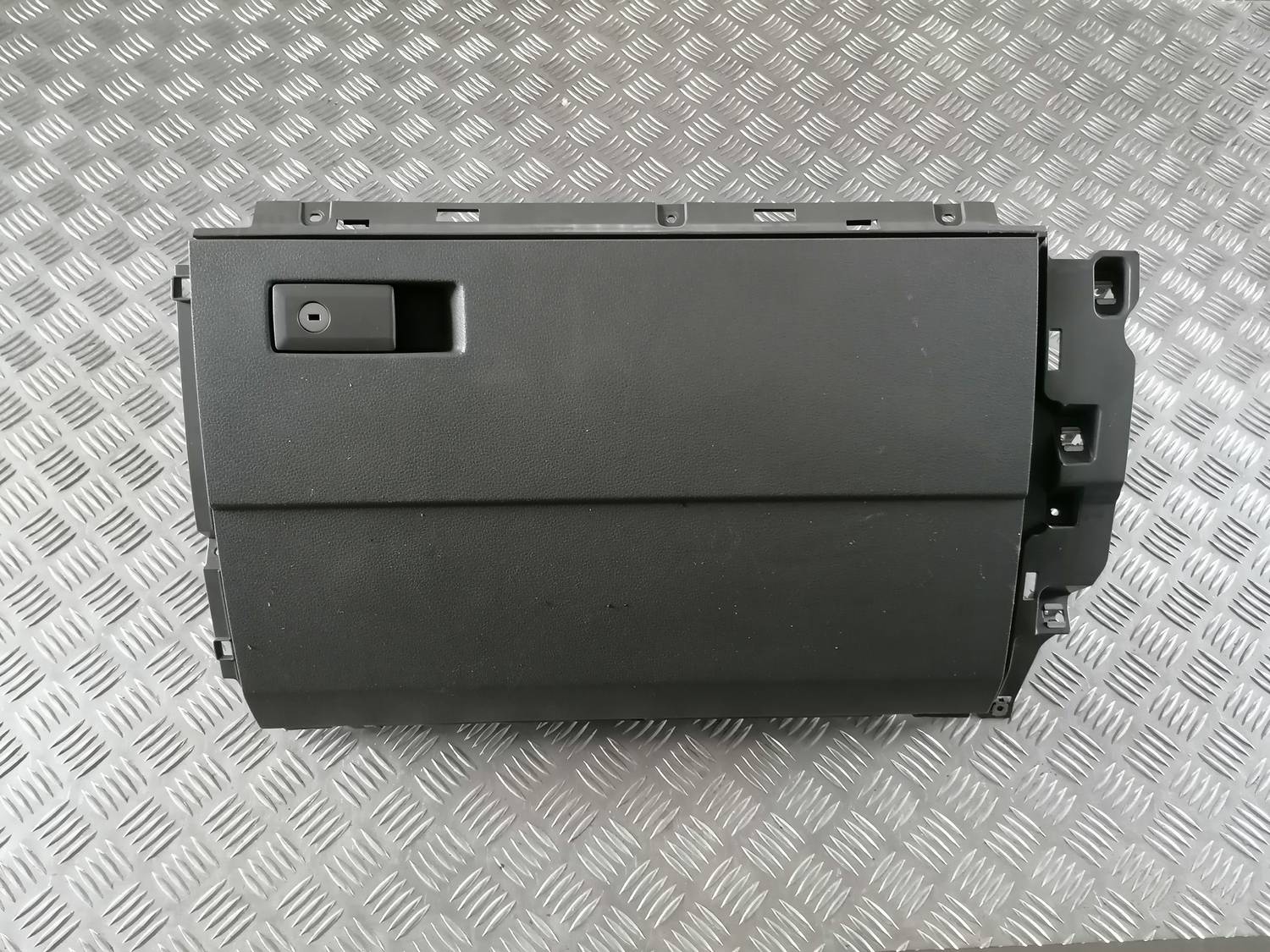 Mantu glabāšanas nodalījums pasažiera pusē priekš VW CRAFTER 2018