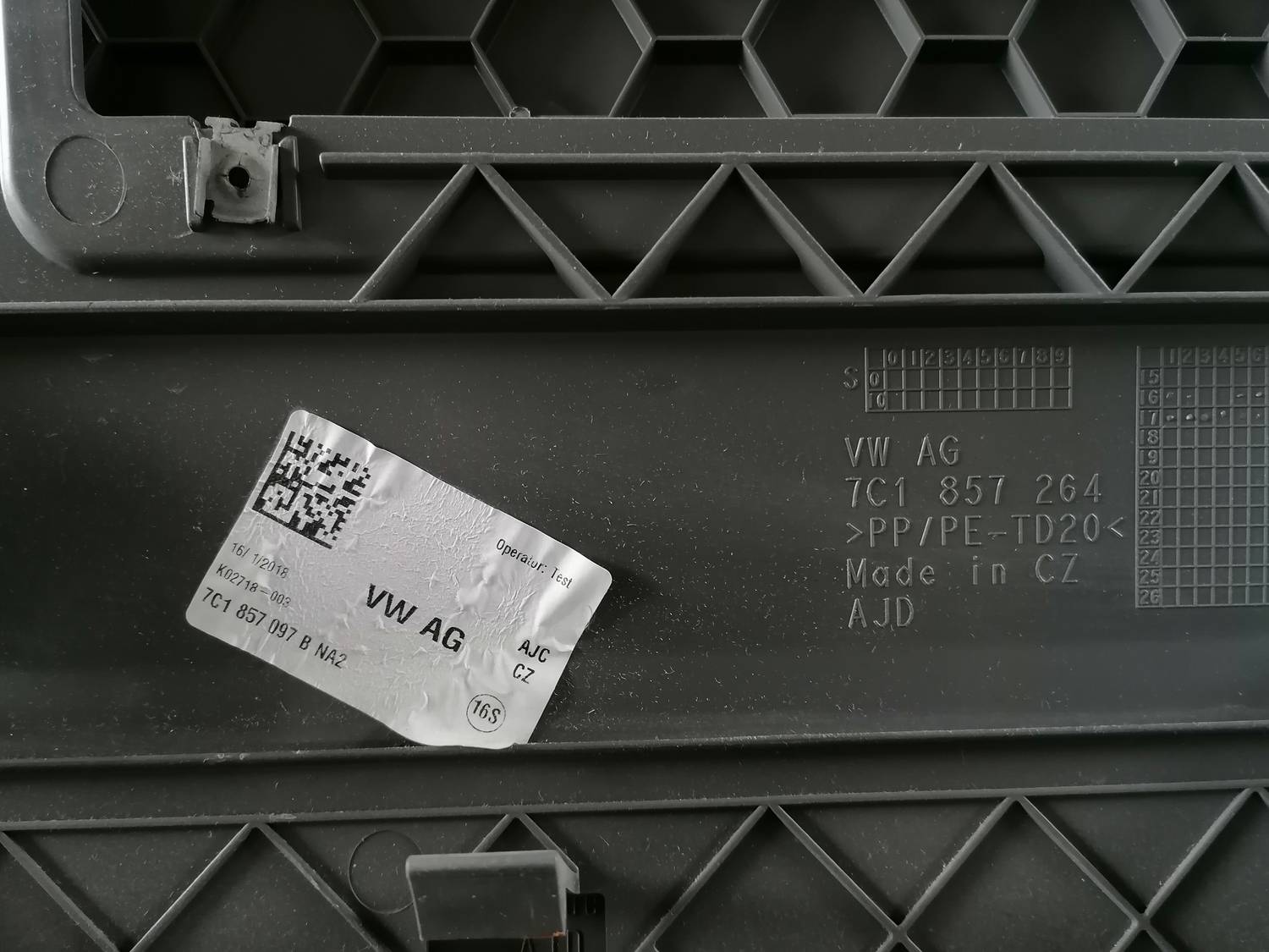 Mantu glabāšanas nodalījums pasažiera pusē priekš VW CRAFTER 2018