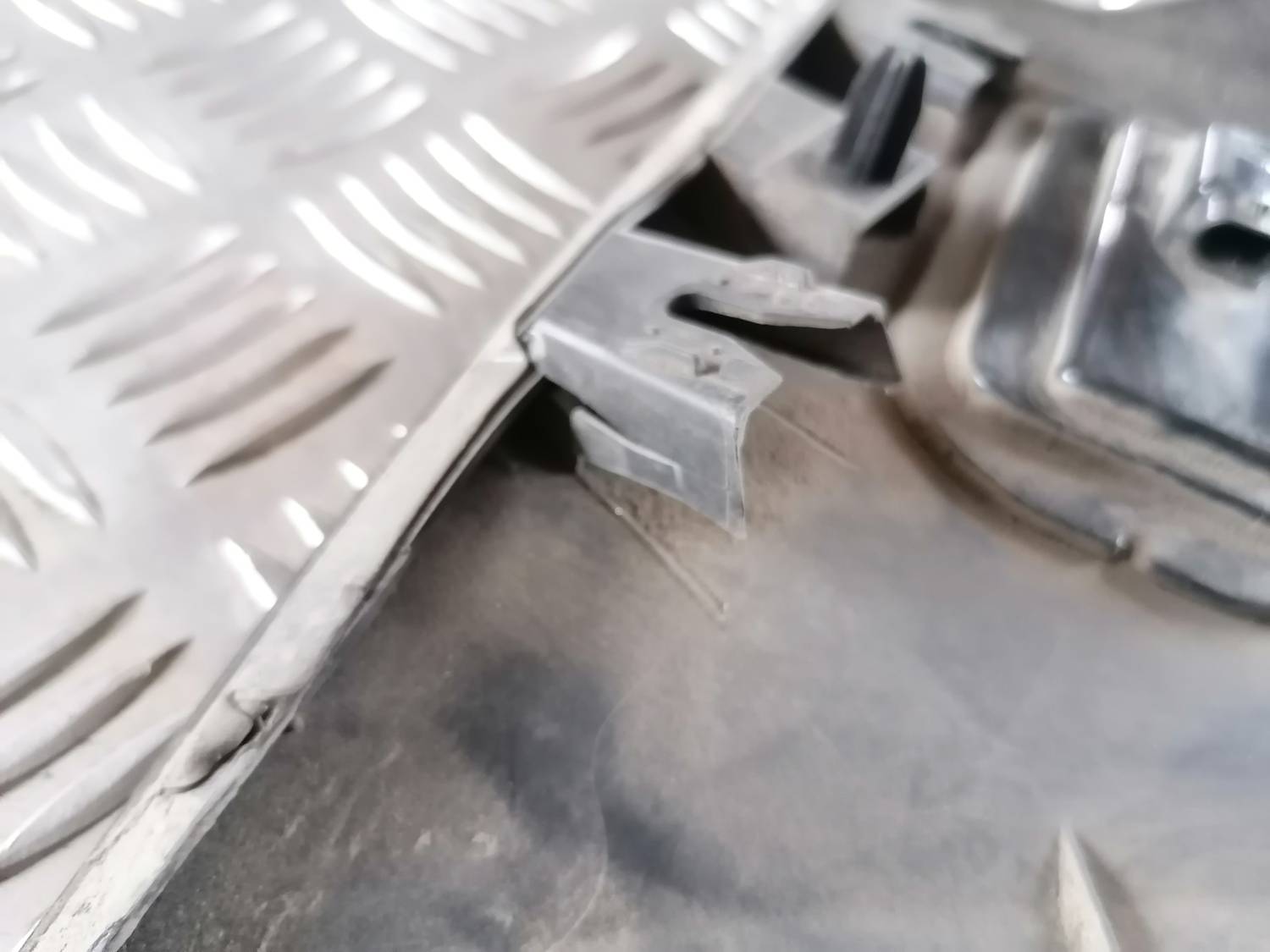 Aizmugurēja spārna uzlika (moldings) priekš VW CRAFTER 2018 4 Aizmugurēja spārna uzlika (moldings) priekš VW CRAFTER 2018