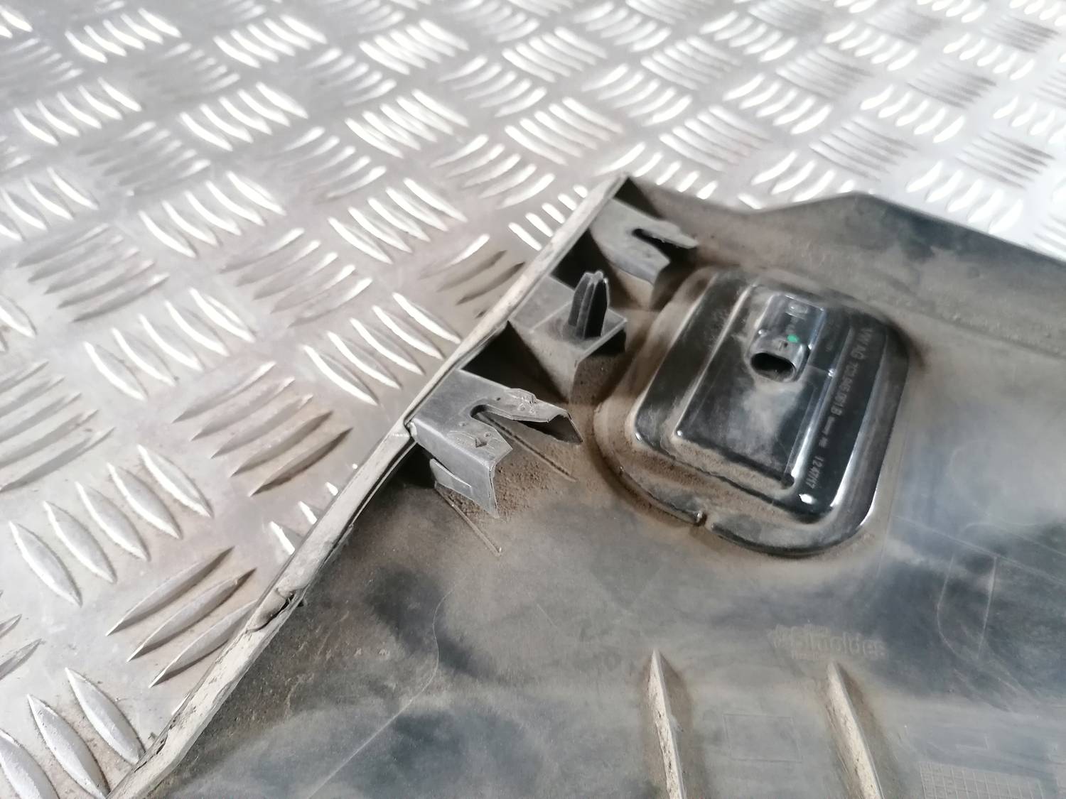 Aizmugurēja spārna uzlika (moldings) priekš VW CRAFTER 2018 3 Aizmugurēja spārna uzlika (moldings) priekš VW CRAFTER 2018