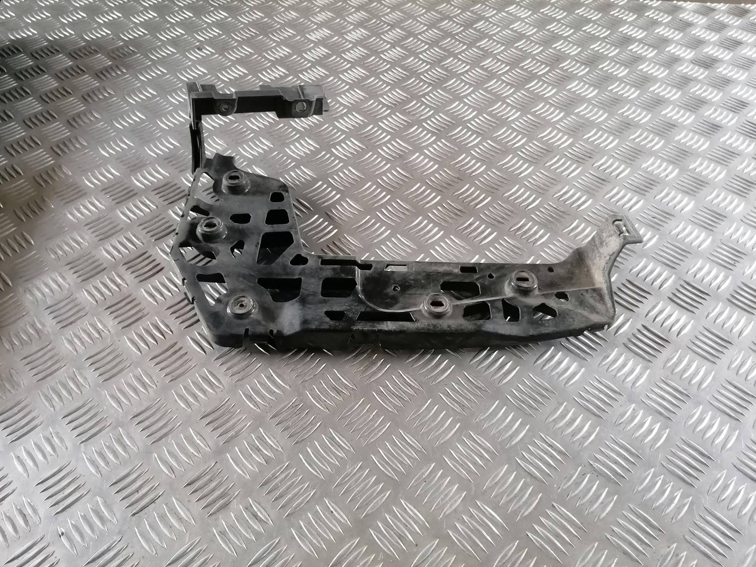 Aizmugurēja bufera kronšteins priekš VW CRAFTER 2018 1 Aizmugurēja bufera kronšteins priekš VW CRAFTER 2018