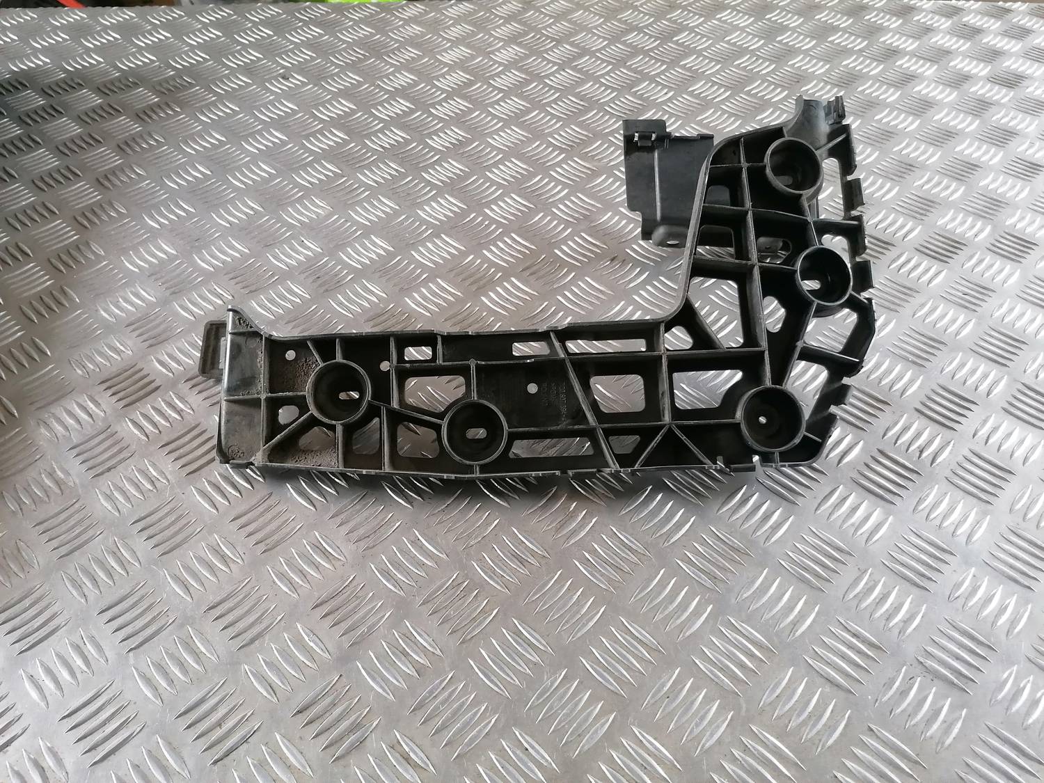 Aizmugurēja bufera kronšteins priekš VW CRAFTER 2018 2 Aizmugurēja bufera kronšteins priekš VW CRAFTER 2018