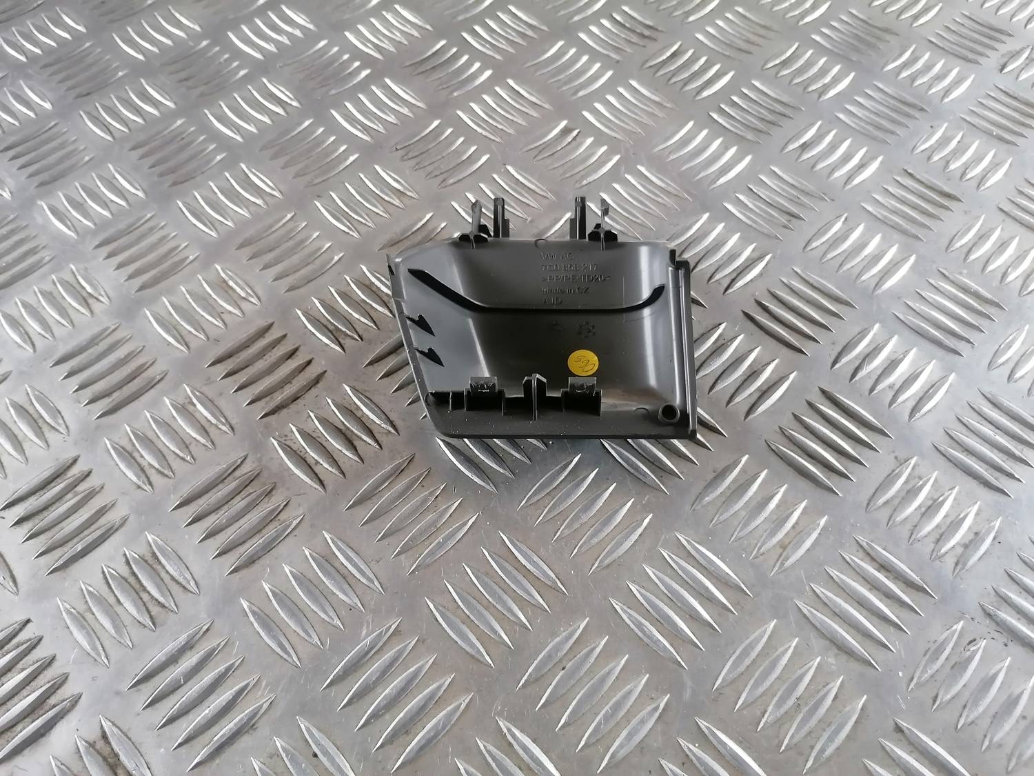 Mērinstrumentu paneļa sānu apdare priekš VW CRAFTER 2018 2 Mērinstrumentu paneļa sānu apdare priekš VW CRAFTER 2018