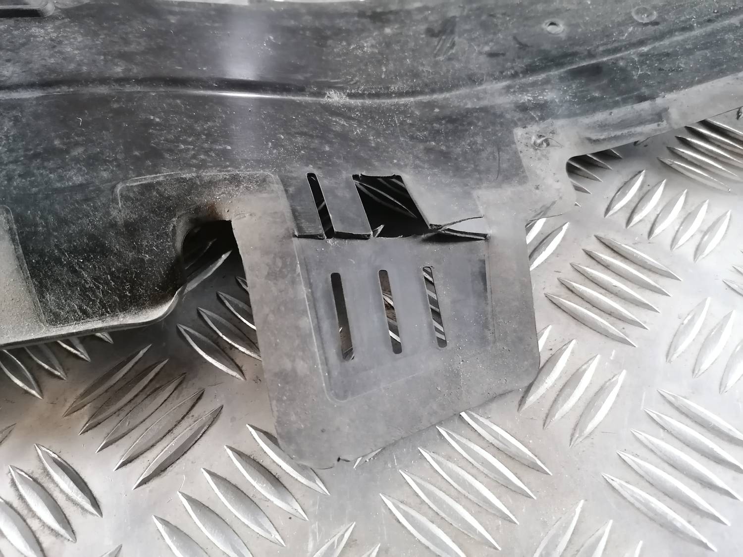 Ieplūdes gaisa deflektors, pa kreisi priekš VW CRAFTER 2018 3 Ieplūdes gaisa deflektors, pa kreisi priekš VW CRAFTER 2018