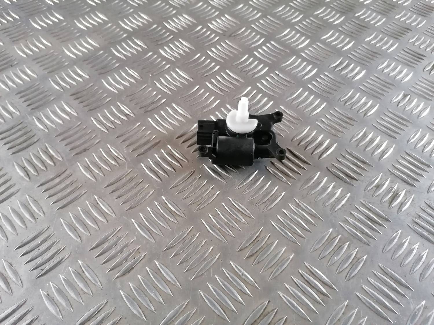 Apsildes sistēmas aktuators priekš VW CRAFTER 2018 2 Apsildes sistēmas aktuators priekš VW CRAFTER 2018