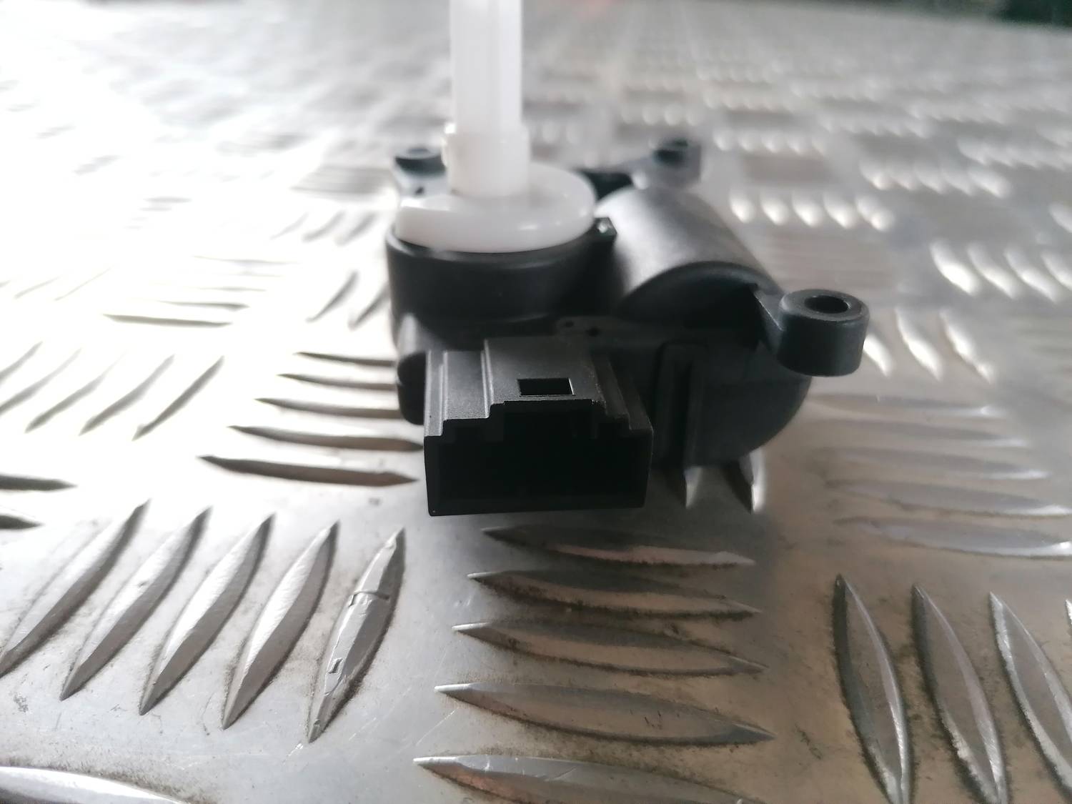 Apsildes sistēmas aktuators priekš VW CRAFTER 2018 4 Apsildes sistēmas aktuators priekš VW CRAFTER 2018