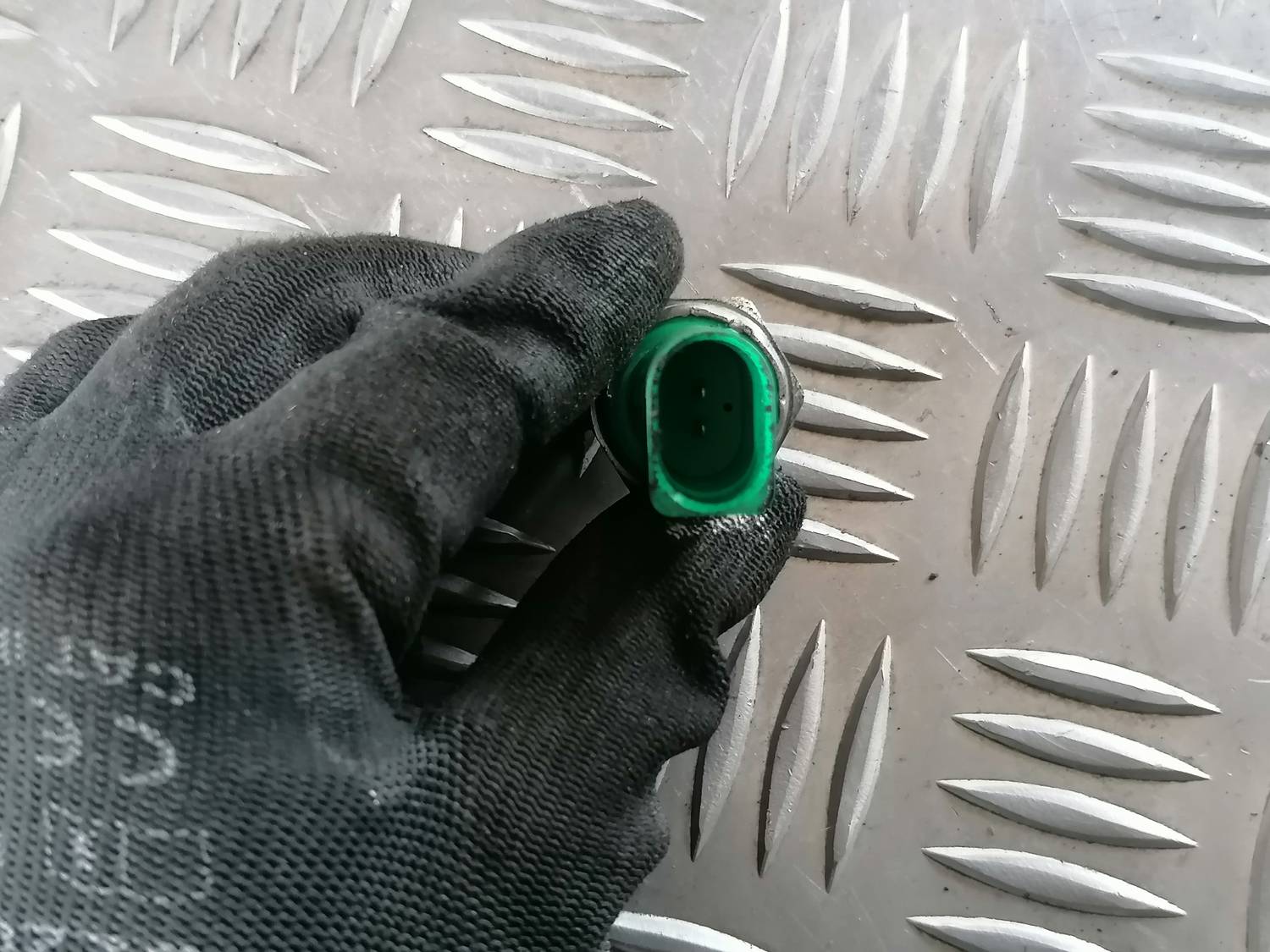 Eļļas spiediena regulēšanas devējs priekš VW CRAFTER 2018 3 Eļļas spiediena regulēšanas devējs priekš VW CRAFTER 2018