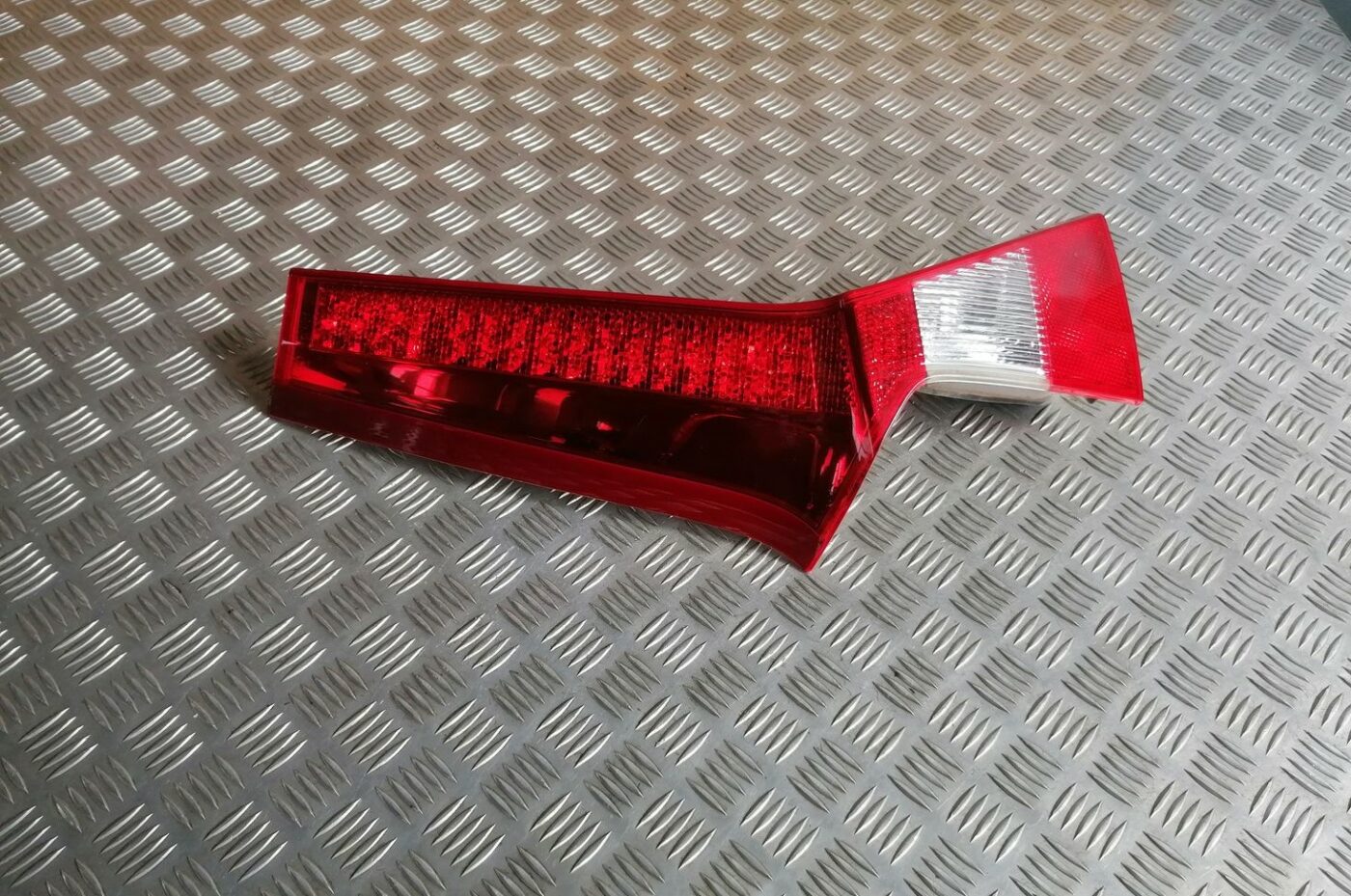 Aizmugurējais kreisais lukturis priekš VOLVO V70 2009 1 Aizmugurējais kreisais lukturis priekš VOLVO V70 2009