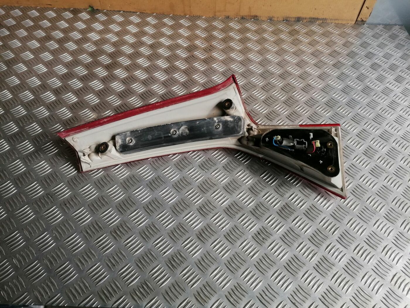 Aizmugurējais kreisais lukturis priekš VOLVO V70 2009 2 Aizmugurējais kreisais lukturis priekš VOLVO V70 2009