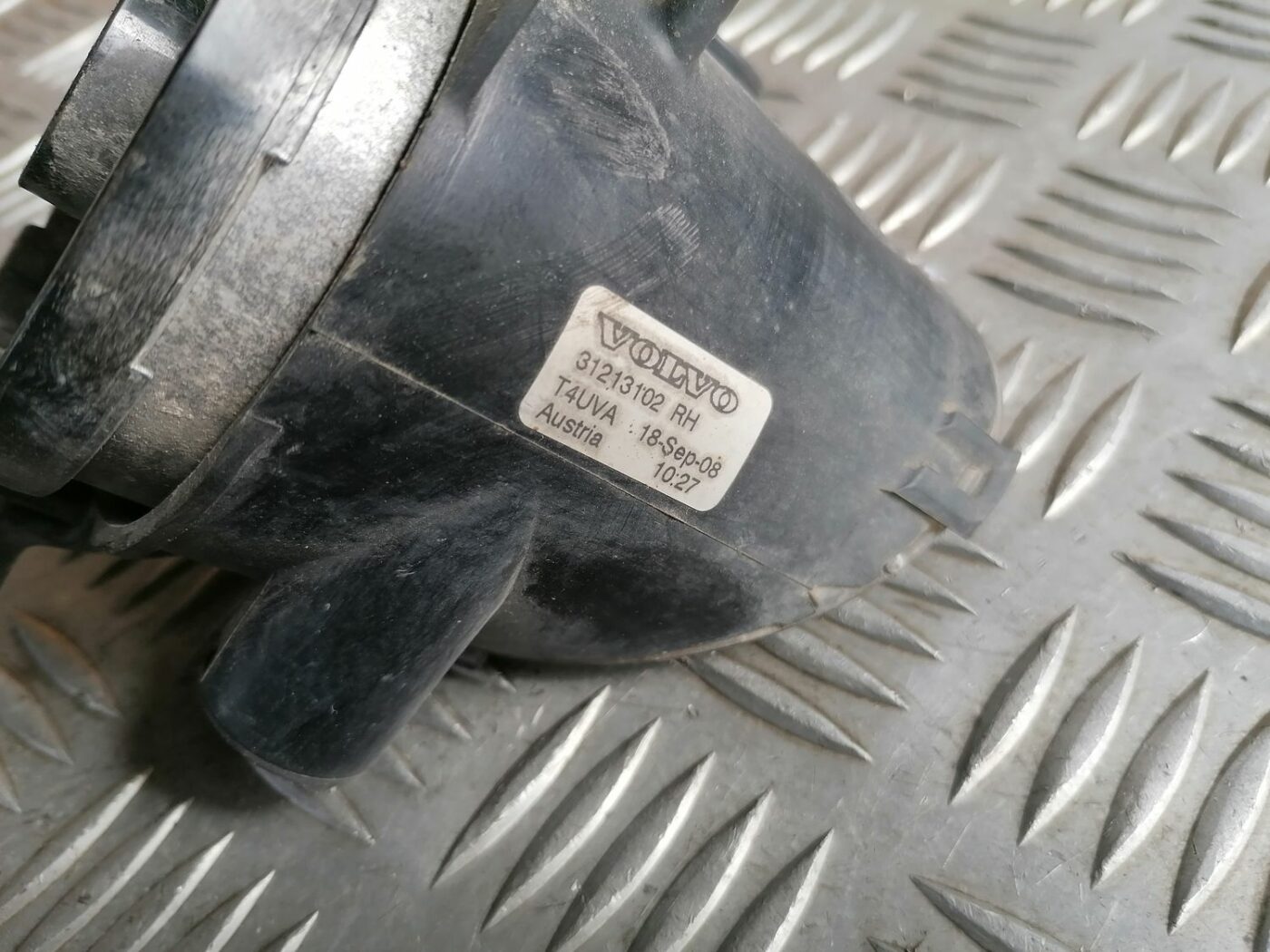 Miglas lukturis priekšā labajā pusē priekš VOLVO V70 2009