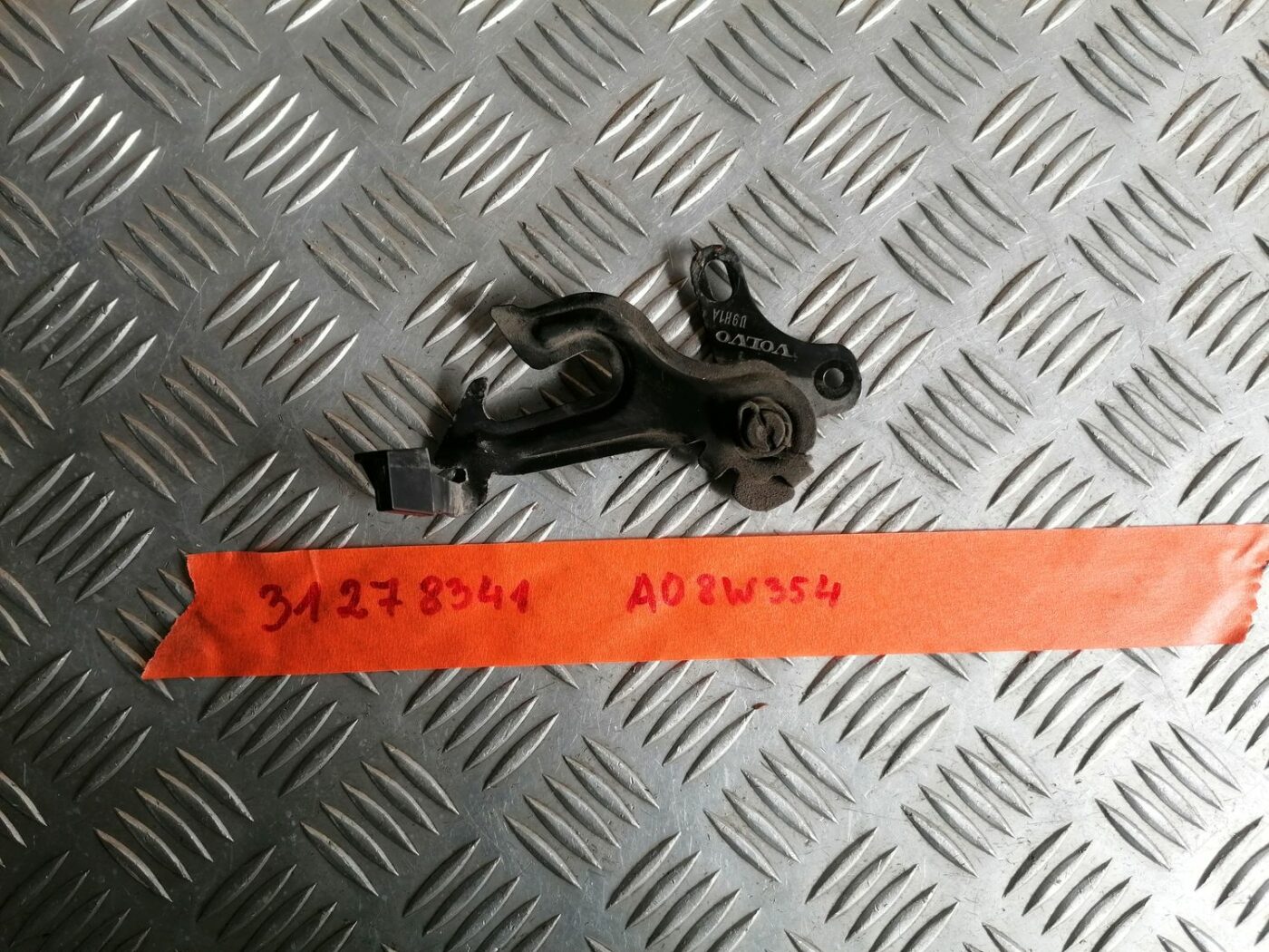 Dzinēja pārsega slēdzenes cilpa priekš VOLVO V70 2009 2 Dzinēja pārsega slēdzenes cilpa priekš VOLVO V70 2009