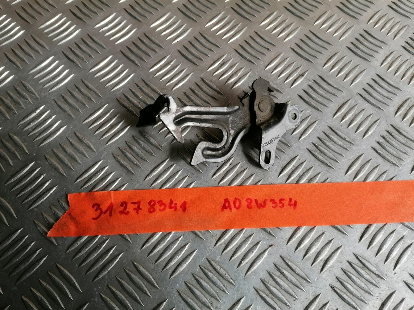 Dzinēja pārsega slēdzenes cilpa priekš VOLVO V70 2009 4 Dzinēja pārsega slēdzenes cilpa priekš VOLVO V70 2009