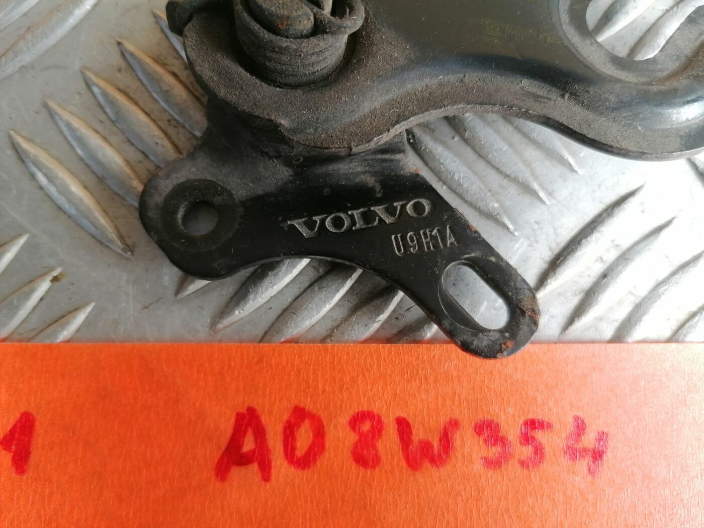 Dzinēja pārsega slēdzenes cilpa priekš VOLVO V70 2009 3 Dzinēja pārsega slēdzenes cilpa priekš VOLVO V70 2009