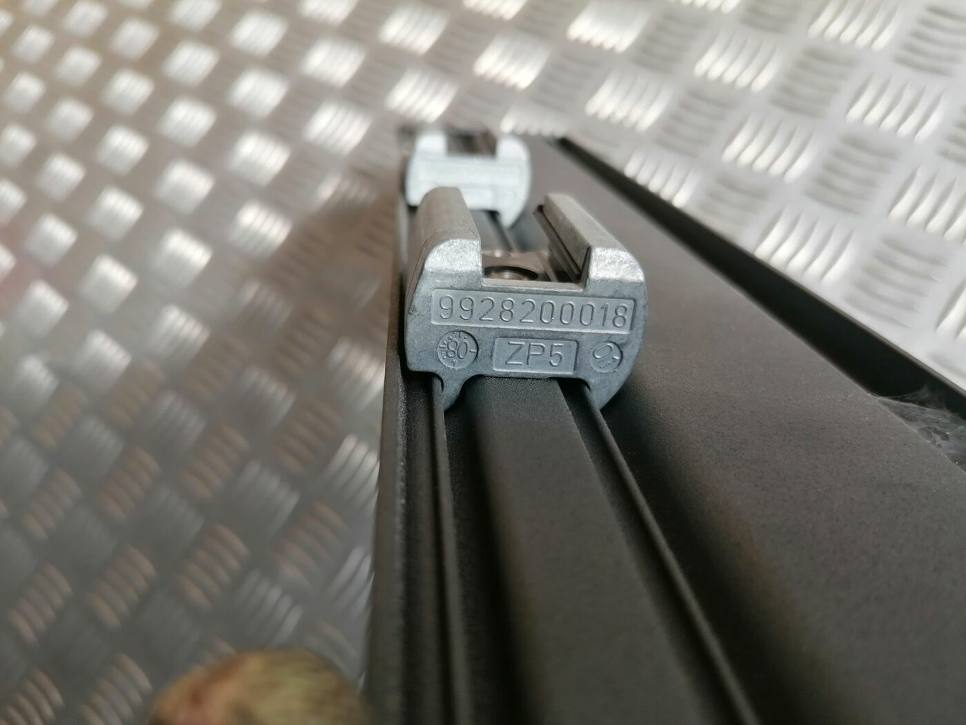 Bagāžnieka nodalījuma tīkls priekš VOLVO V70 2009 5 Bagāžnieka nodalījuma tīkls priekš VOLVO V70 2009