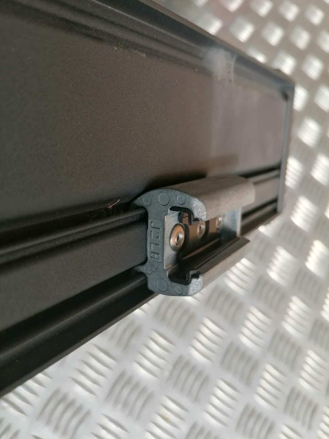 Bagāžnieka nodalījuma tīkls priekš VOLVO V70 2009 4 Bagāžnieka nodalījuma tīkls priekš VOLVO V70 2009