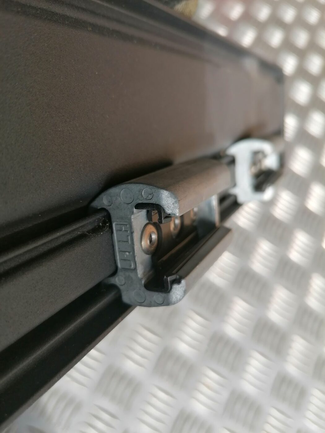 Bagāžnieka nodalījuma tīkls priekš VOLVO V70 2009 3 Bagāžnieka nodalījuma tīkls priekš VOLVO V70 2009