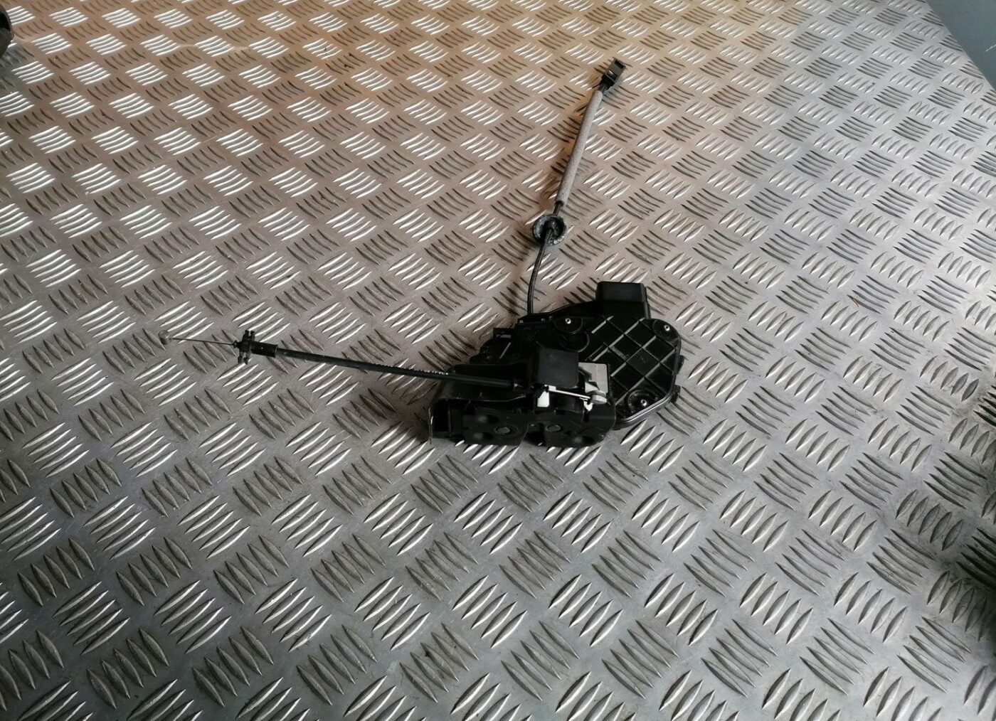 Aizmugurējo labo durvju slēdzene priekš VOLVO V70 2009