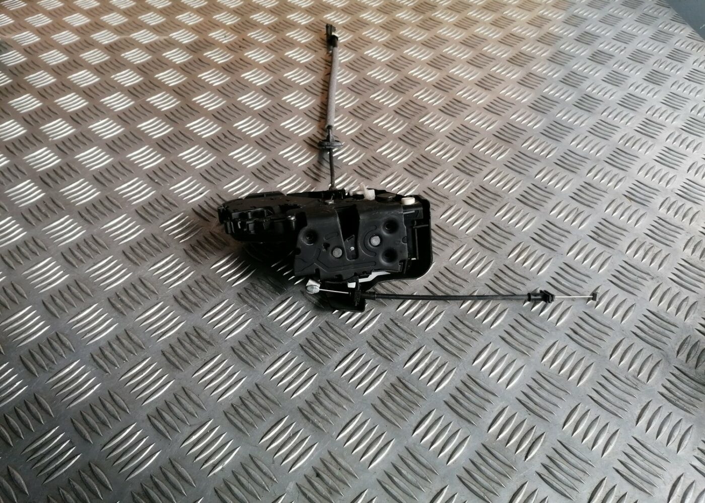 Aizmugurējo labo durvju slēdzene priekš VOLVO V70 2009