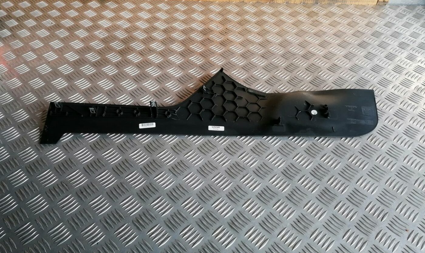 Centrālās konsoles (apdares) sānu panelis priekš VOLVO V70 2009 2 Centrālās konsoles (apdares) sānu panelis priekš VOLVO V70 2009