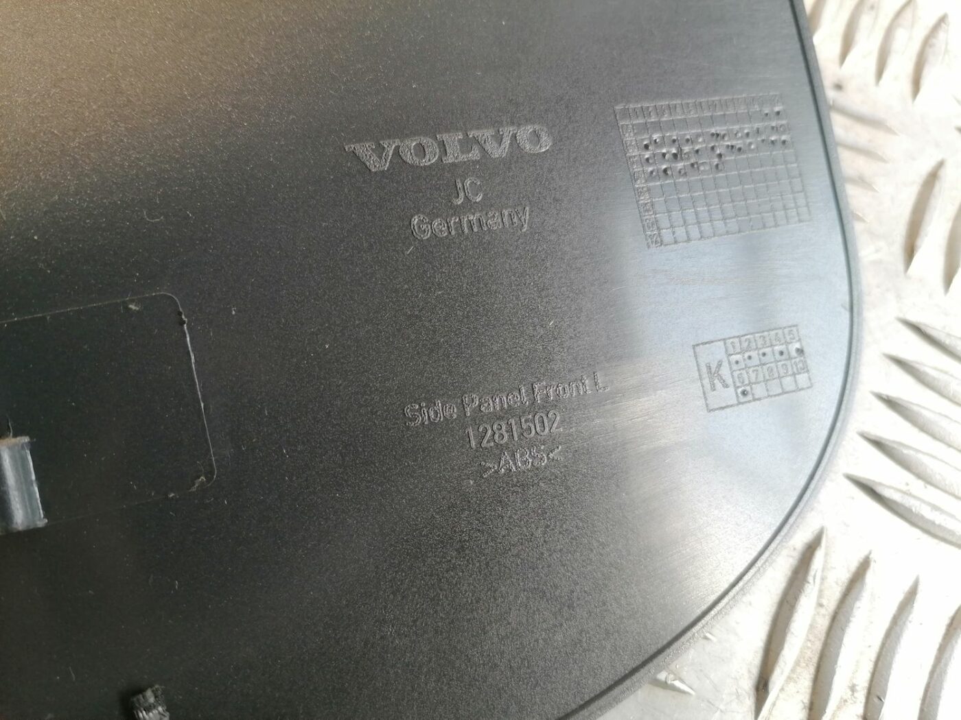 Centrālās konsoles (apdares) sānu panelis priekš VOLVO V70 2009 3 Centrālās konsoles (apdares) sānu panelis priekš VOLVO V70 2009