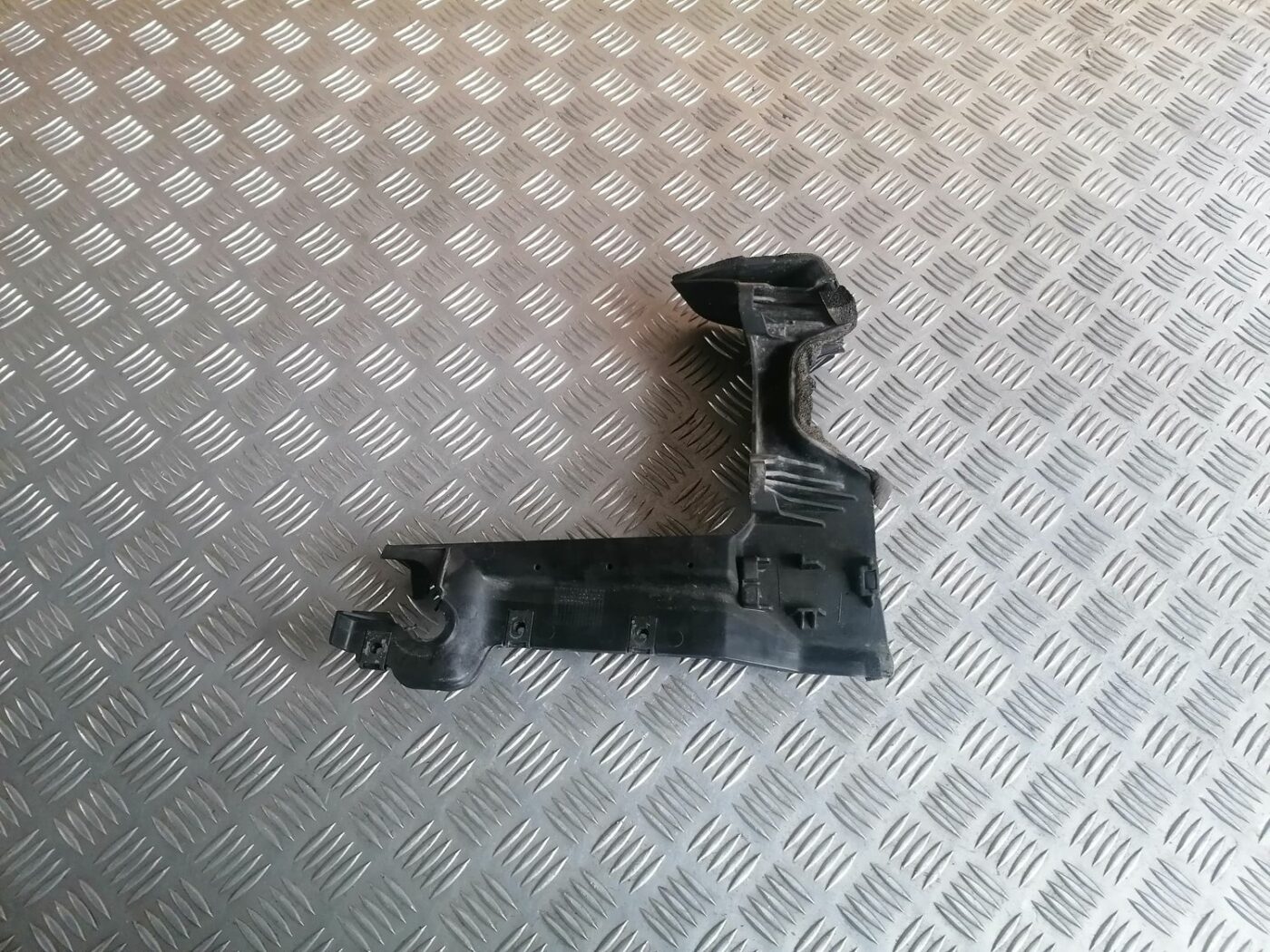 Akumulatora pamatnes kronšteins priekš VOLVO V70 2009 1 Akumulatora pamatnes kronšteins priekš VOLVO V70 2009