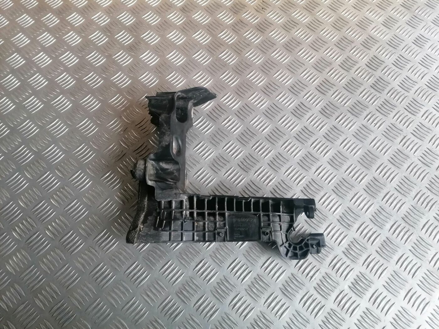 Akumulatora pamatnes kronšteins priekš VOLVO V70 2009 2 Akumulatora pamatnes kronšteins priekš VOLVO V70 2009