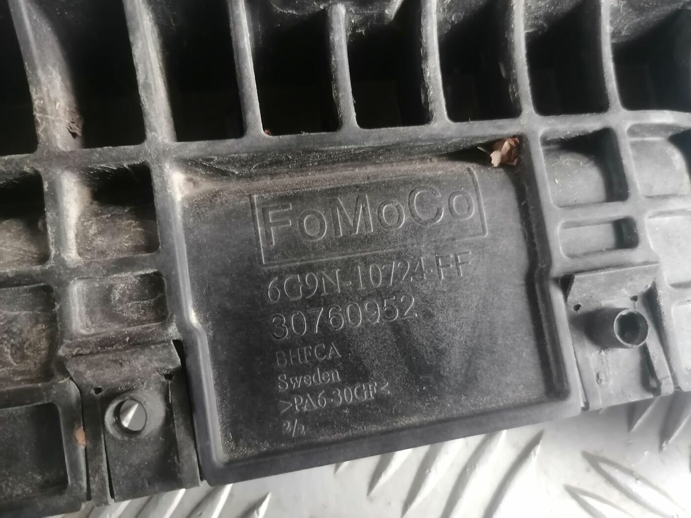 Akumulatora pamatnes kronšteins priekš VOLVO V70 2009 3 Akumulatora pamatnes kronšteins priekš VOLVO V70 2009