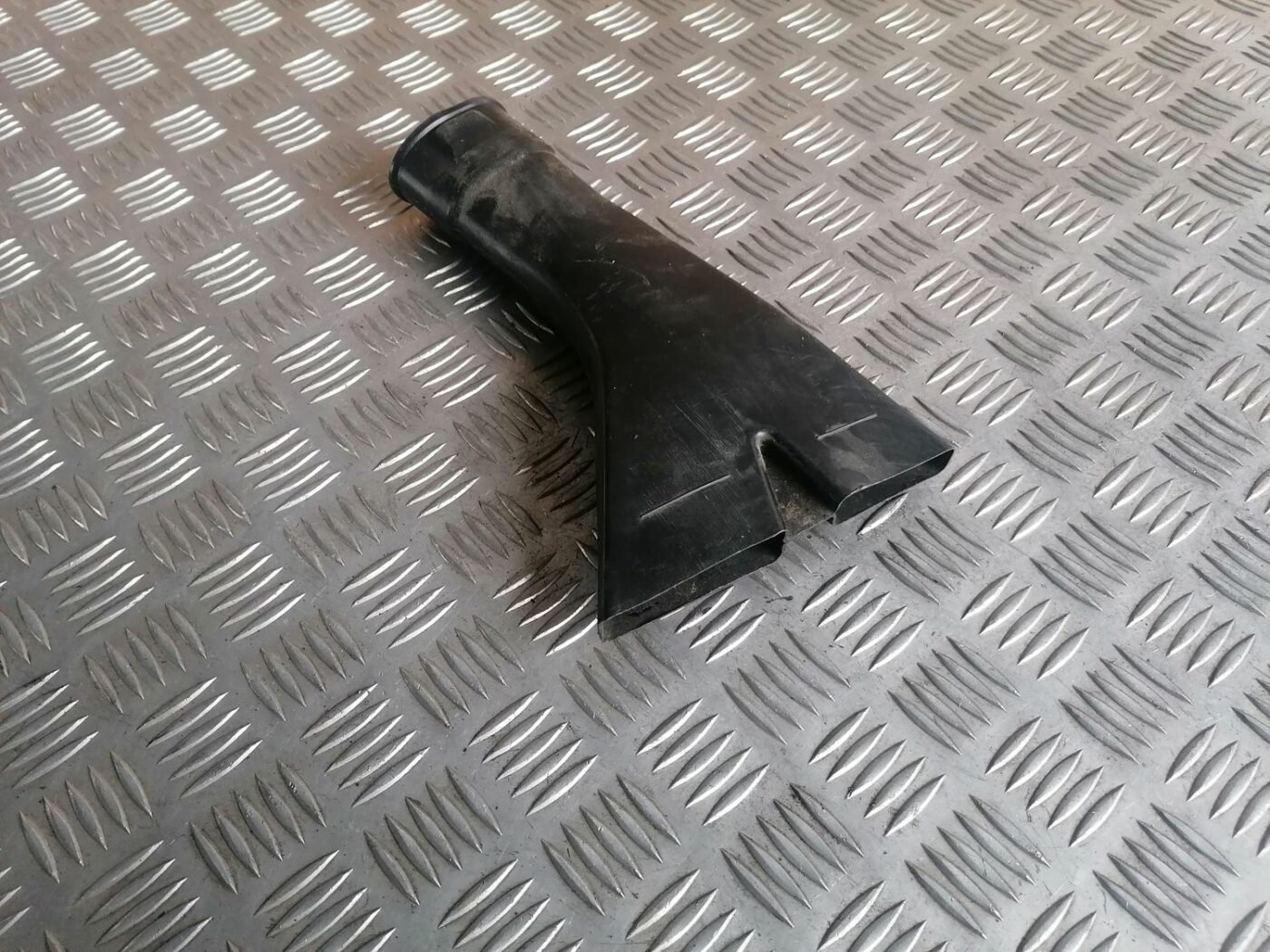 Salona gaisa vads priekš VOLVO V70 2009