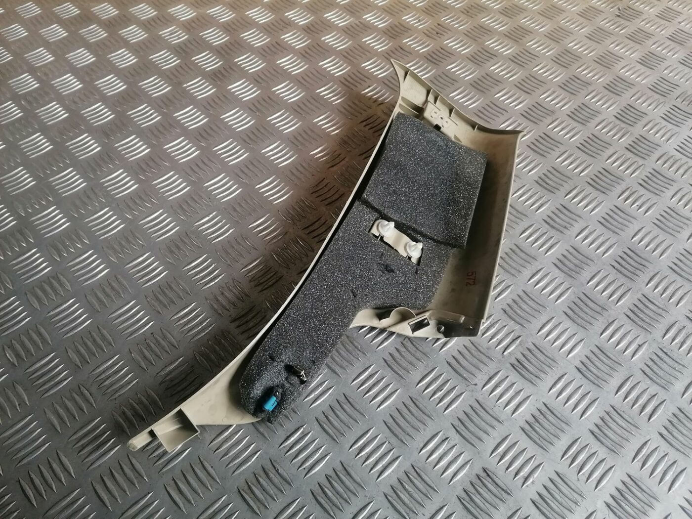 Aizmugurējas salona statnes apdare priekš VOLVO V70 2009