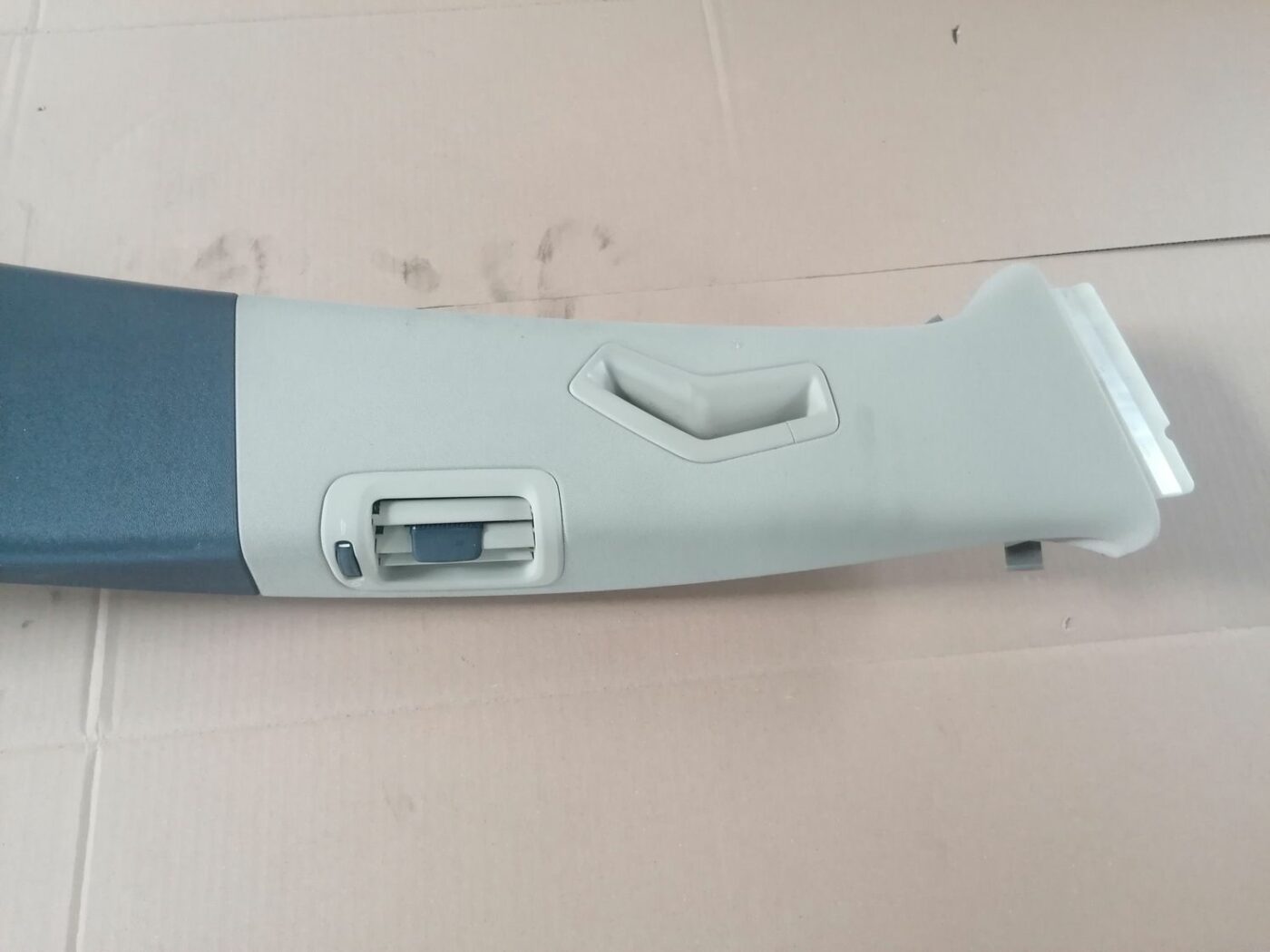 Vidējas salona statnes apdare priekš VOLVO V70 2009