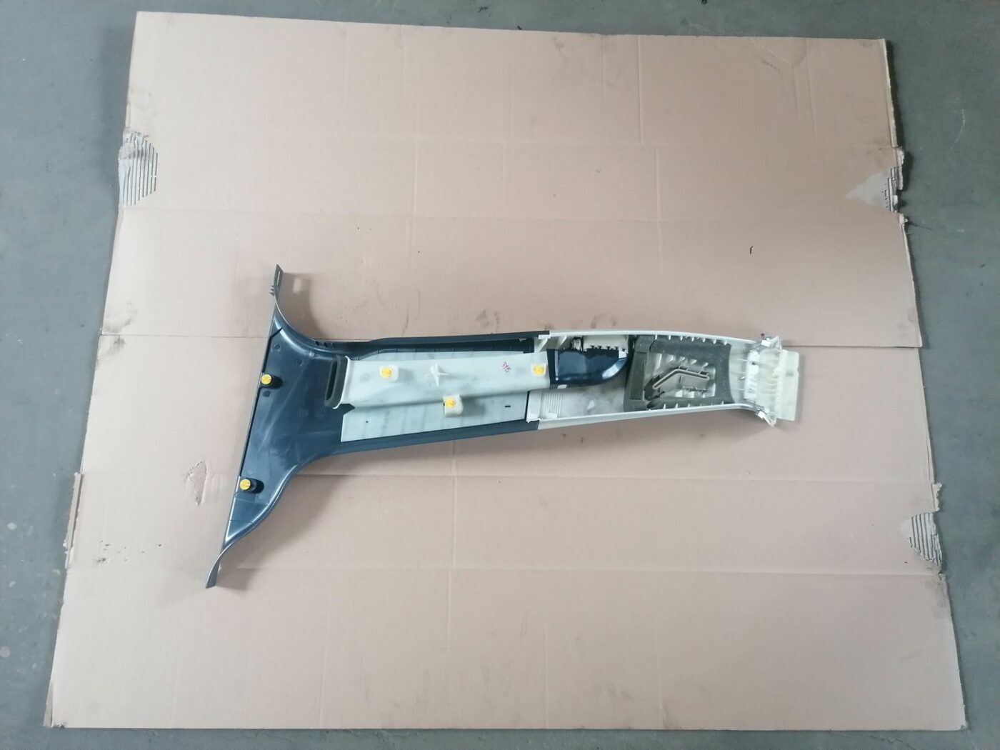 Vidējas salona statnes apdare priekš VOLVO V70 2009