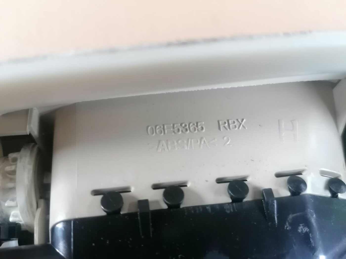 Vidējas salona statnes apdare priekš VOLVO V70 2009