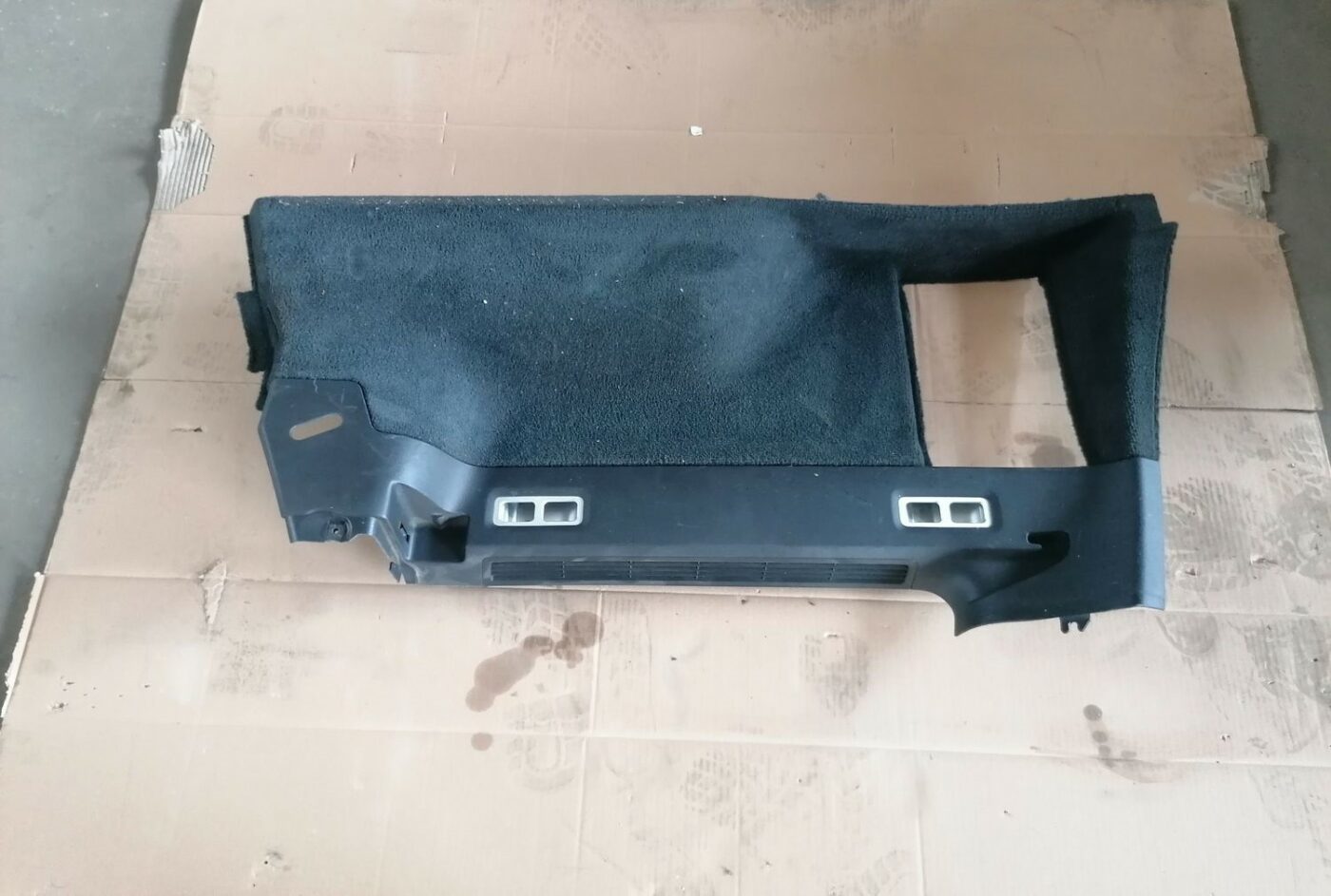 Bagāžnieka nodalījuma sānu apdare priekš VOLVO V70 2009 1 Bagāžnieka nodalījuma sānu apdare priekš VOLVO V70 2009