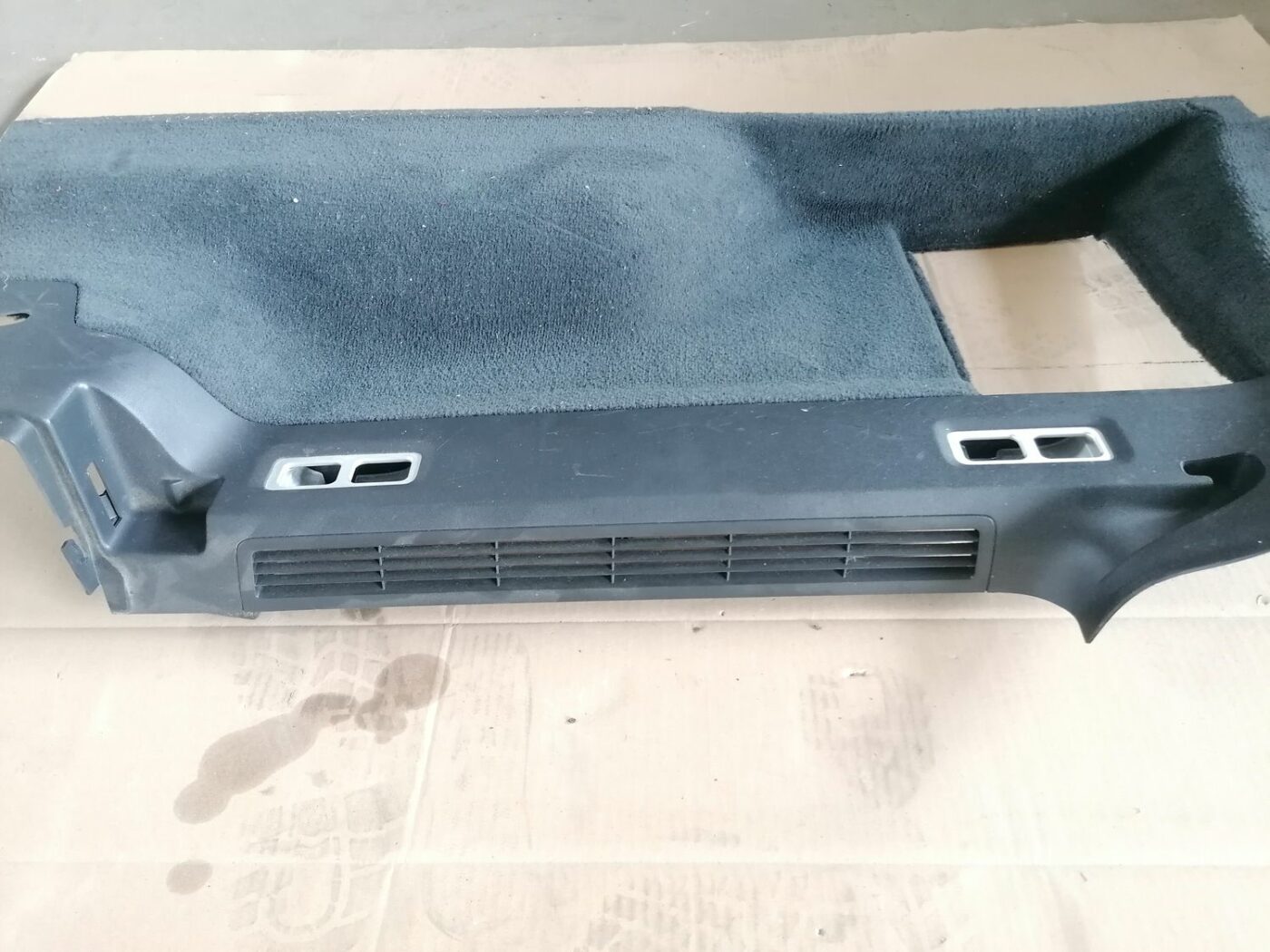 Bagāžnieka nodalījuma sānu apdare priekš VOLVO V70 2009 2 Bagāžnieka nodalījuma sānu apdare priekš VOLVO V70 2009