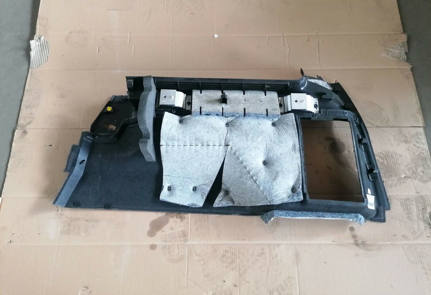 Bagāžnieka nodalījuma sānu apdare priekš VOLVO V70 2009 5 Bagāžnieka nodalījuma sānu apdare priekš VOLVO V70 2009