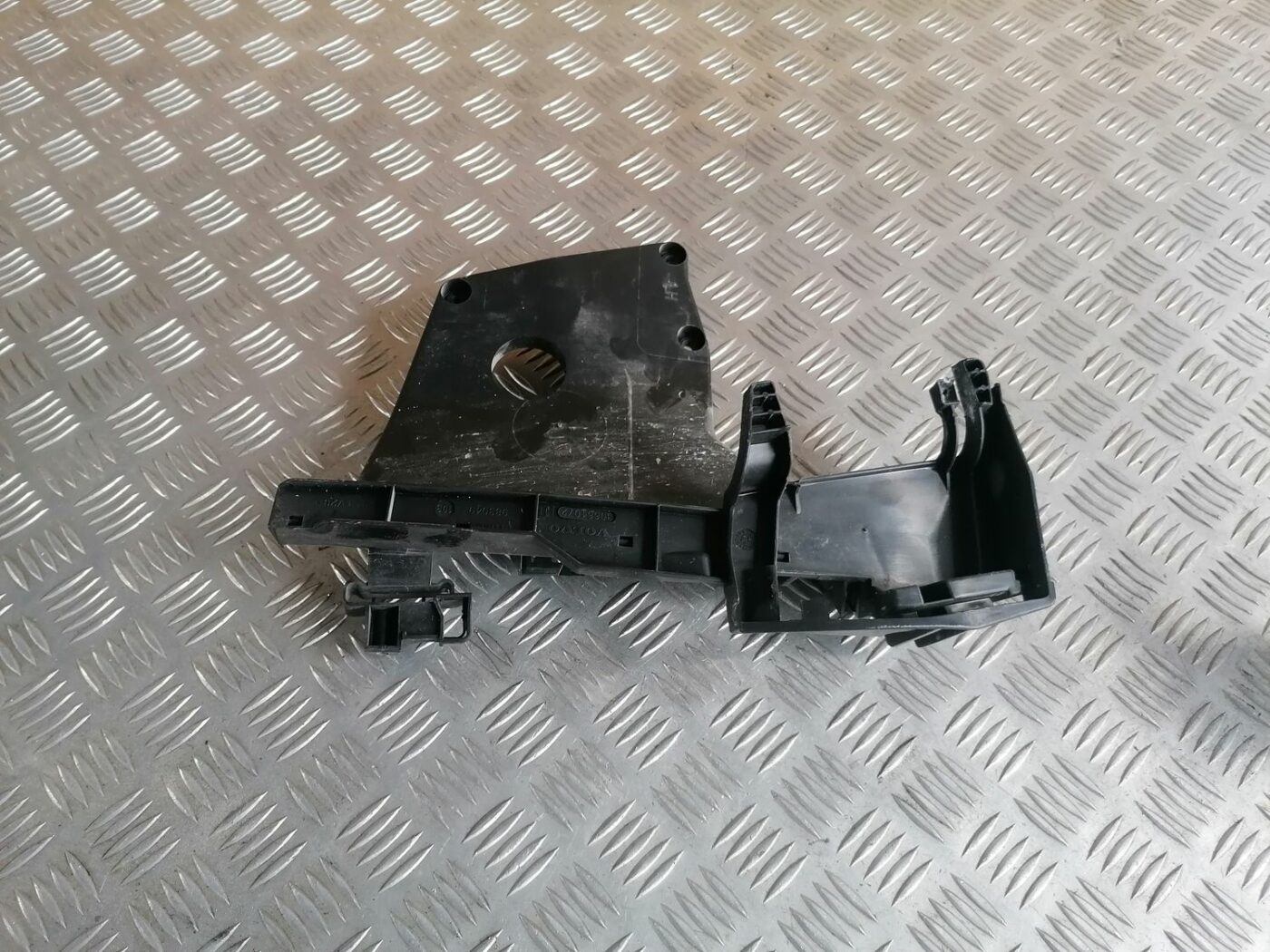 Durvju roktura iekšējais stiprinājums priekš VOLVO V70 2009 1 Durvju roktura iekšējais stiprinājums priekš VOLVO V70 2009