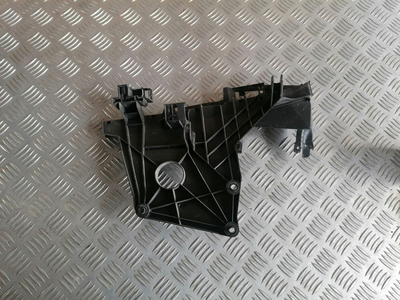 Durvju roktura iekšējais stiprinājums priekš VOLVO V70 2009 2 Durvju roktura iekšējais stiprinājums priekš VOLVO V70 2009